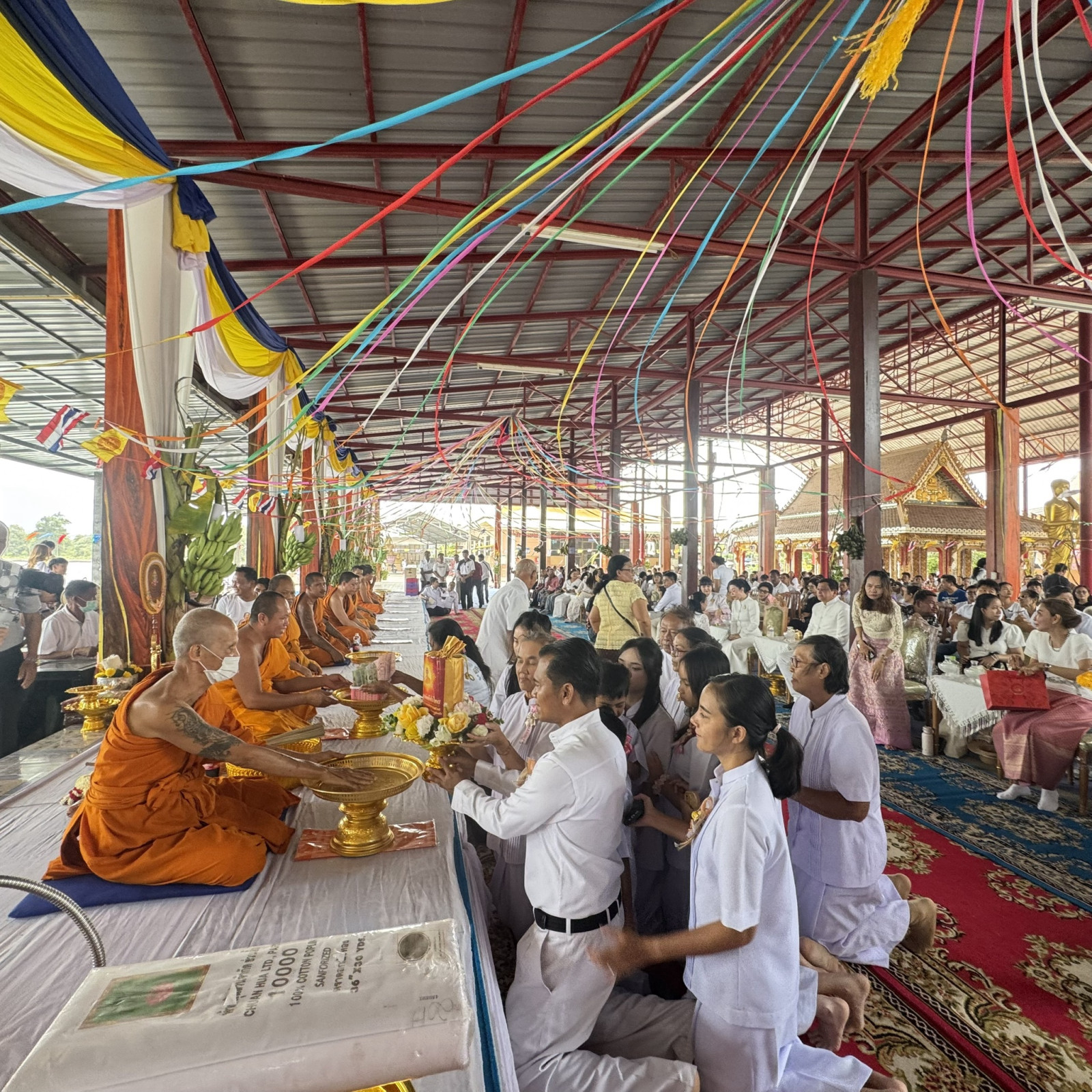 ภาพการถวายปัจจัยวัดสมานมิตร