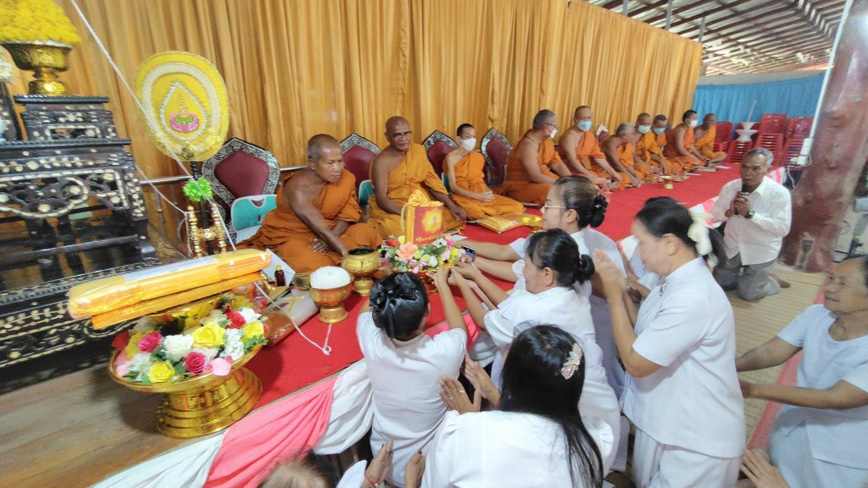 ภาพร่วมพิธีกรรมวัดหินมงคล