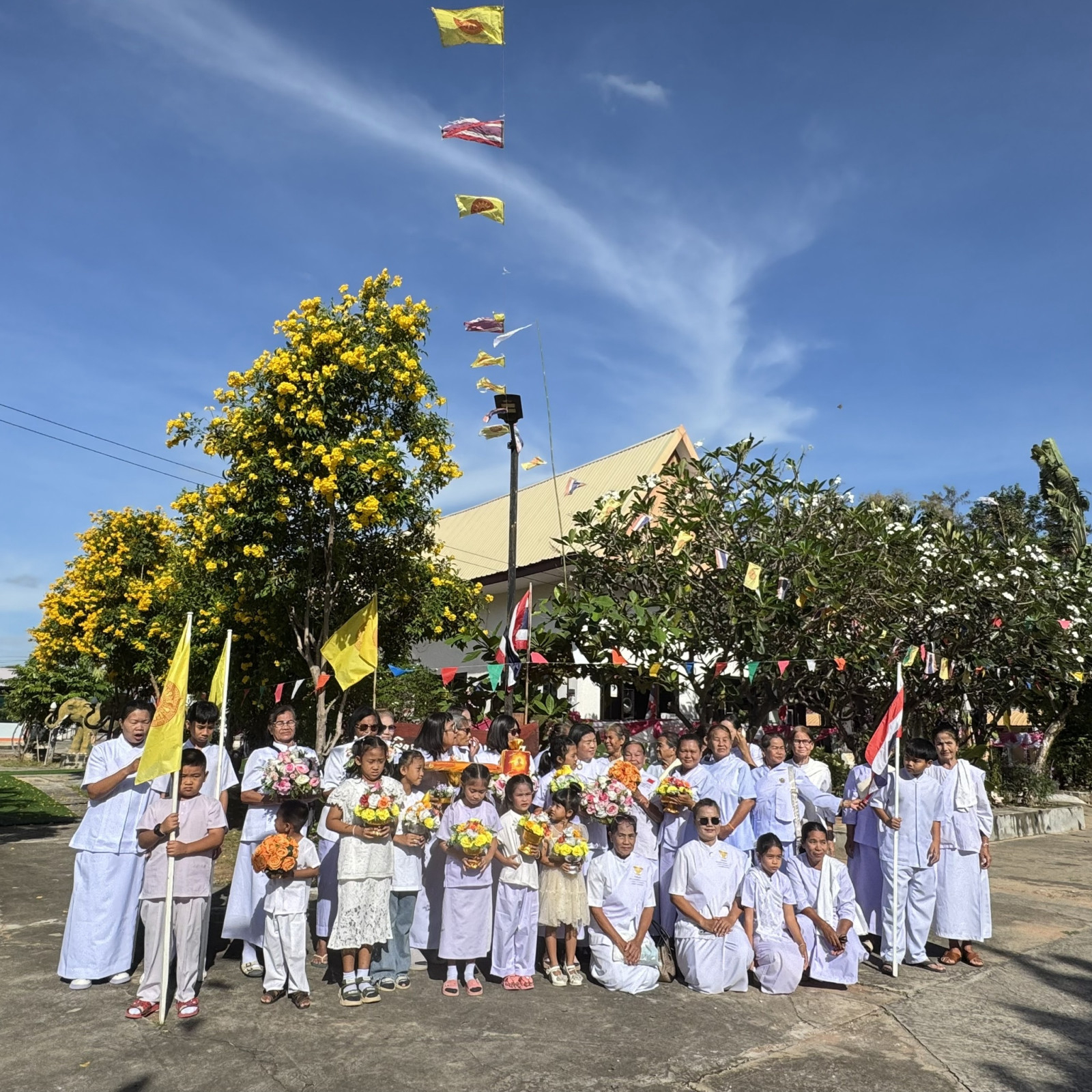 ภาพหมู่ถือพานถวายปัจจัยวัดโนนเสมา