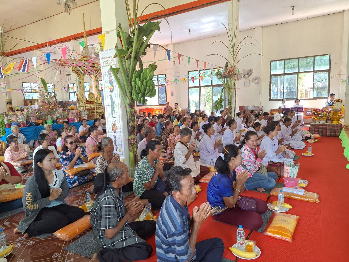 ภาพร่วมพิธีกรรมวัดสระสี่เหลี่ยม