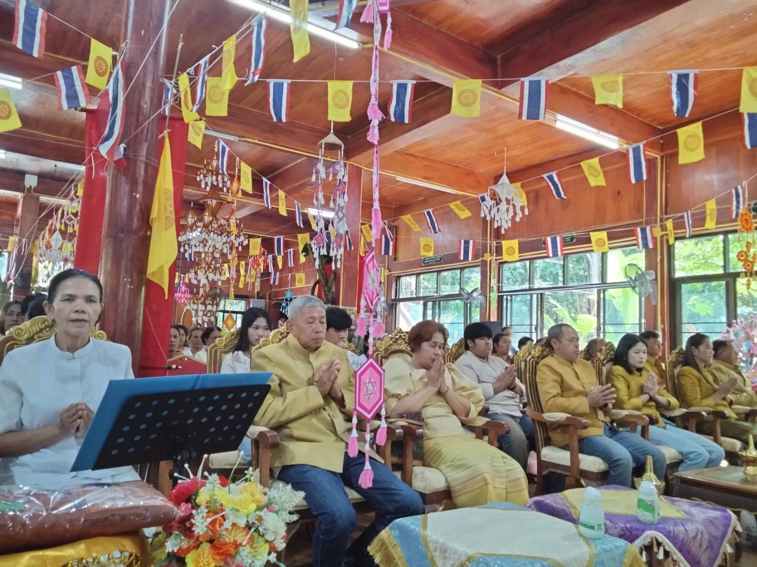 ภาพร่วมพิธีกรรมวัดภูหินตัด