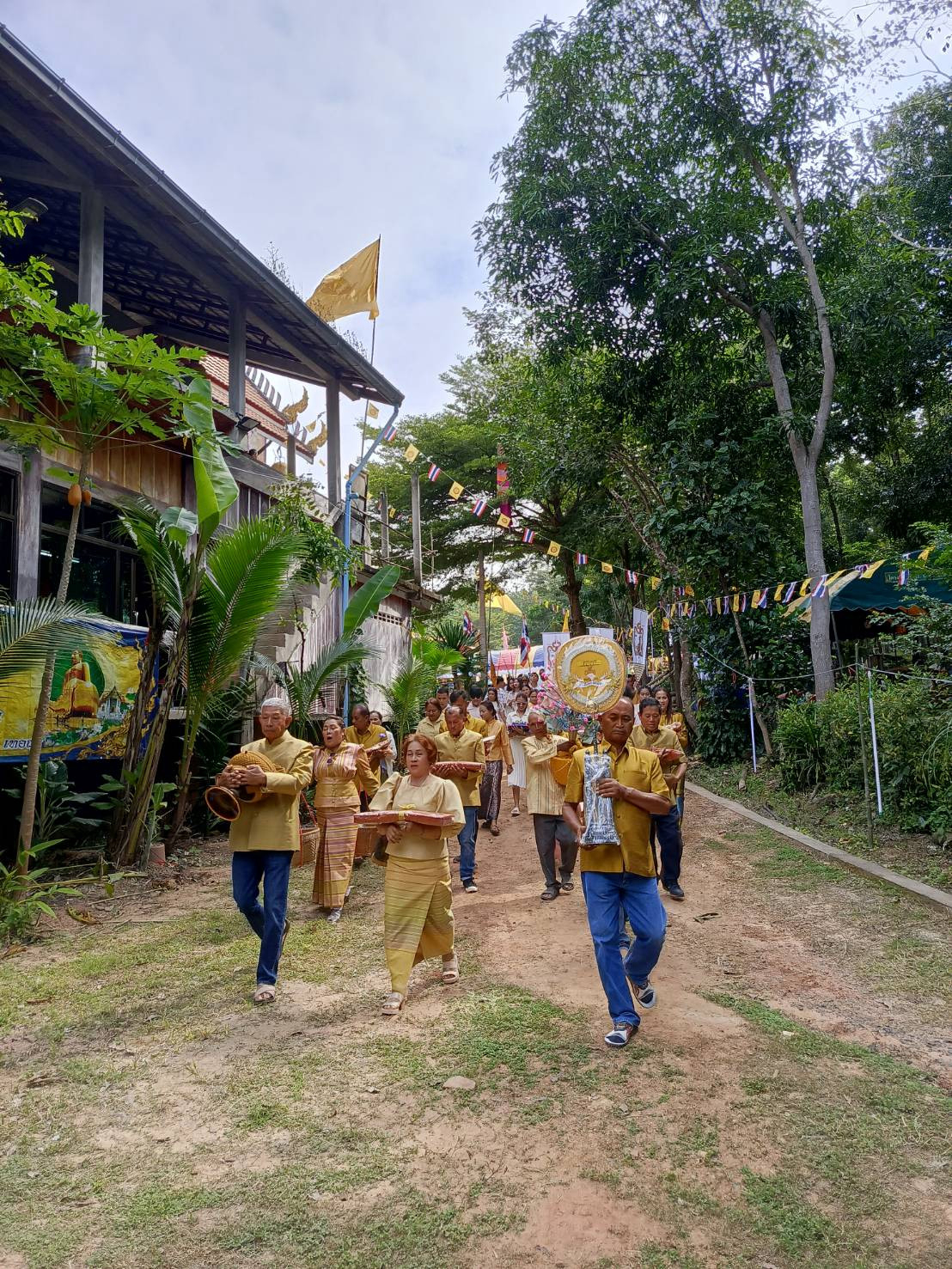 ภาพร่วมพิธีกรรมวัดภูหินตัด