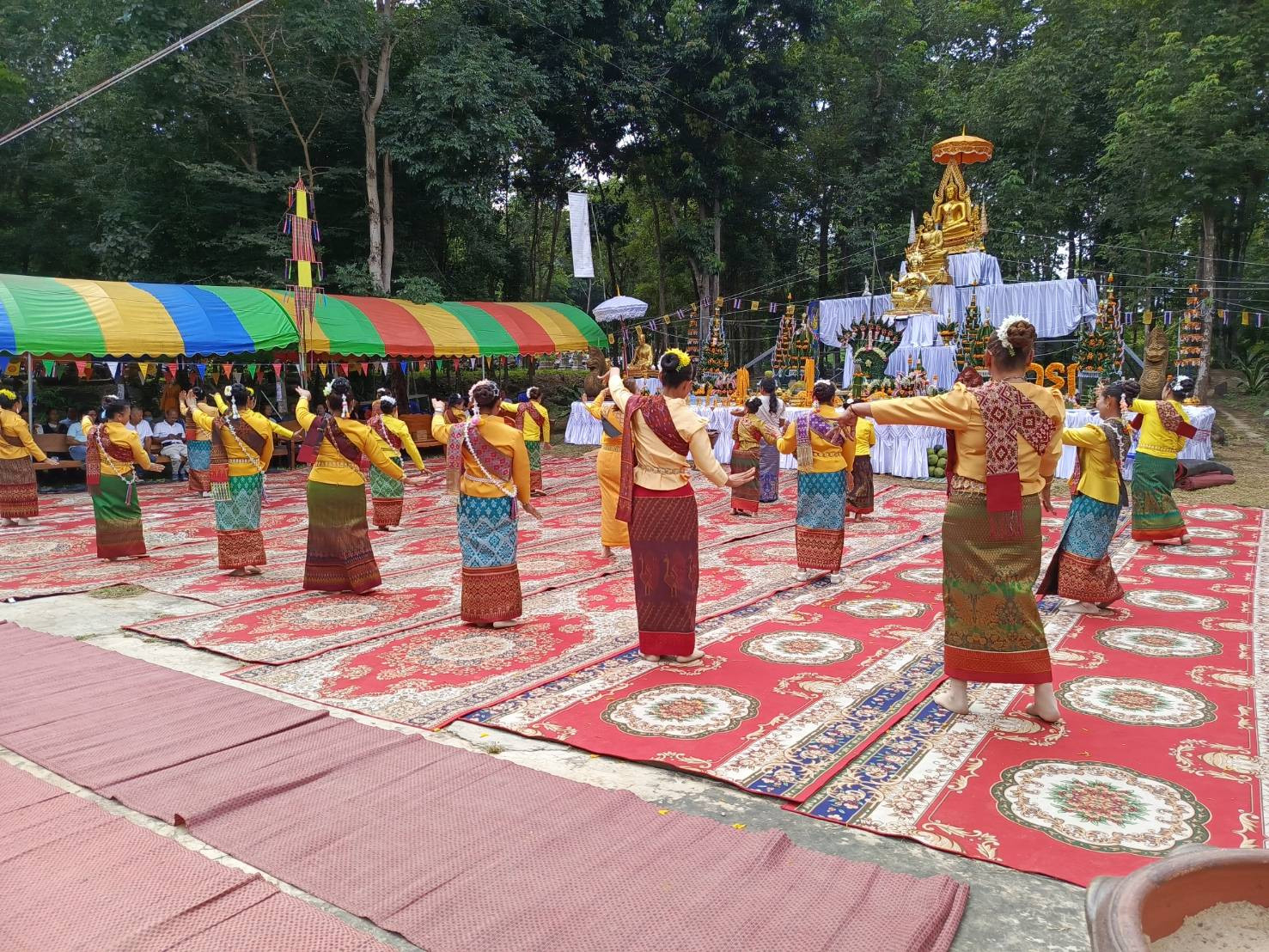 ภาพร่วมพิธีกรรมวัดภูหินตัด