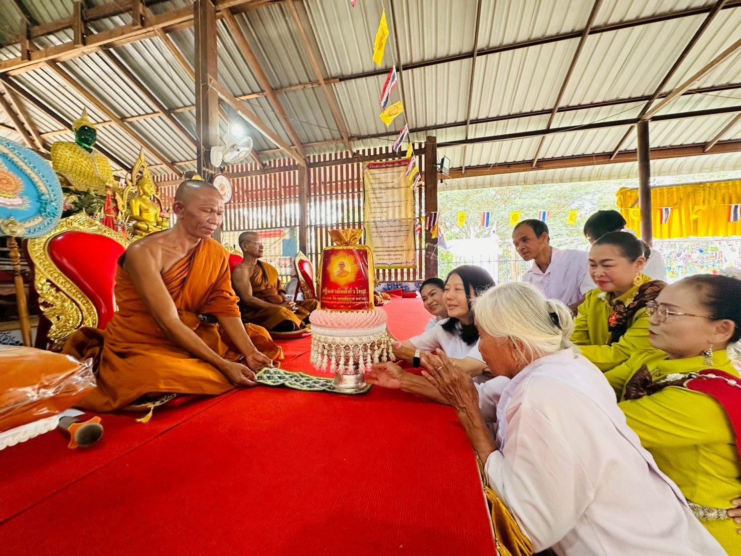 ภาพการถวายปัจจัยวัดลำนางรองเหนือ