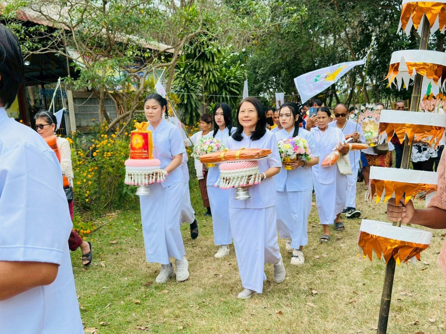 ภาพร่วมขบวนกฐินวัดลำนางรองเหนือ