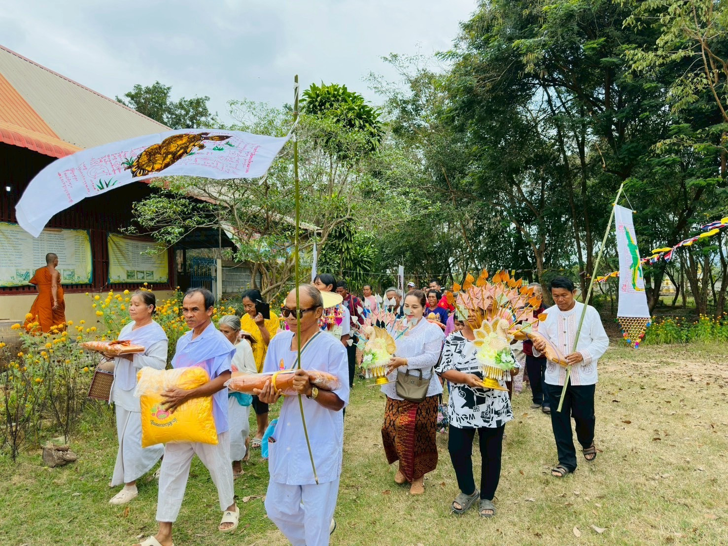 ภาพร่วมพิธีกรรมวัดลำนางรองเหนือ