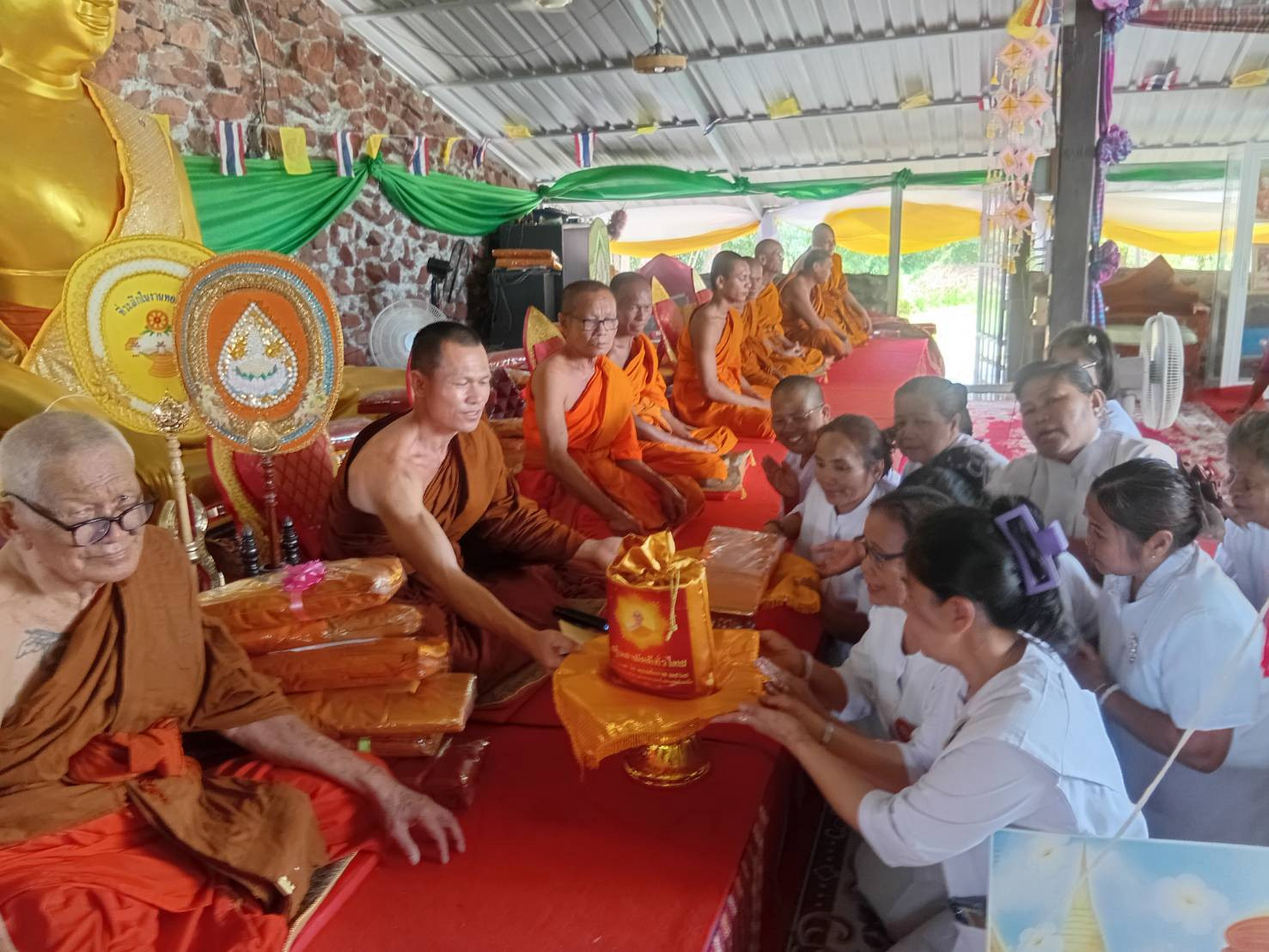 ภาพการถวายปัจจัยที่พักสงฆ์เทพประทานพร