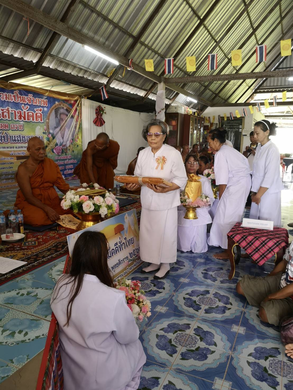 ภาพการถวายปัจจัยที่พักสงฆ์ป่าแสงธรรม