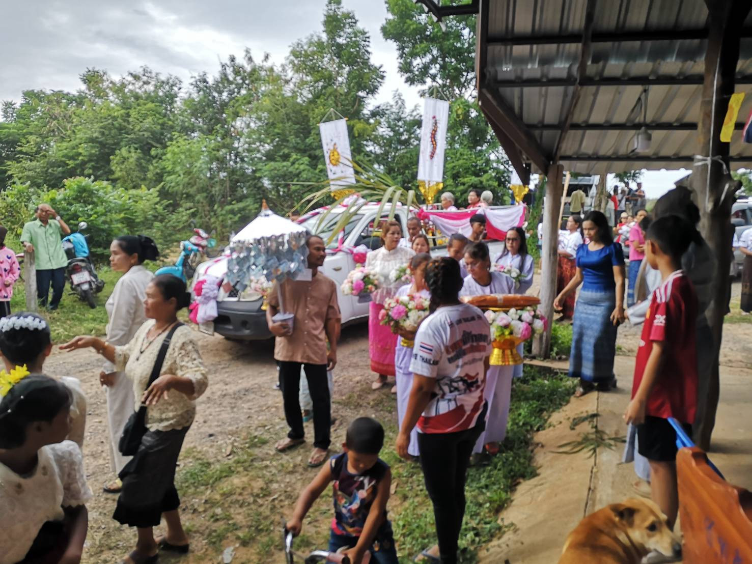 ภาพร่วมพิธีกรรมที่พักสงฆ์ป่าแสงธรรม
