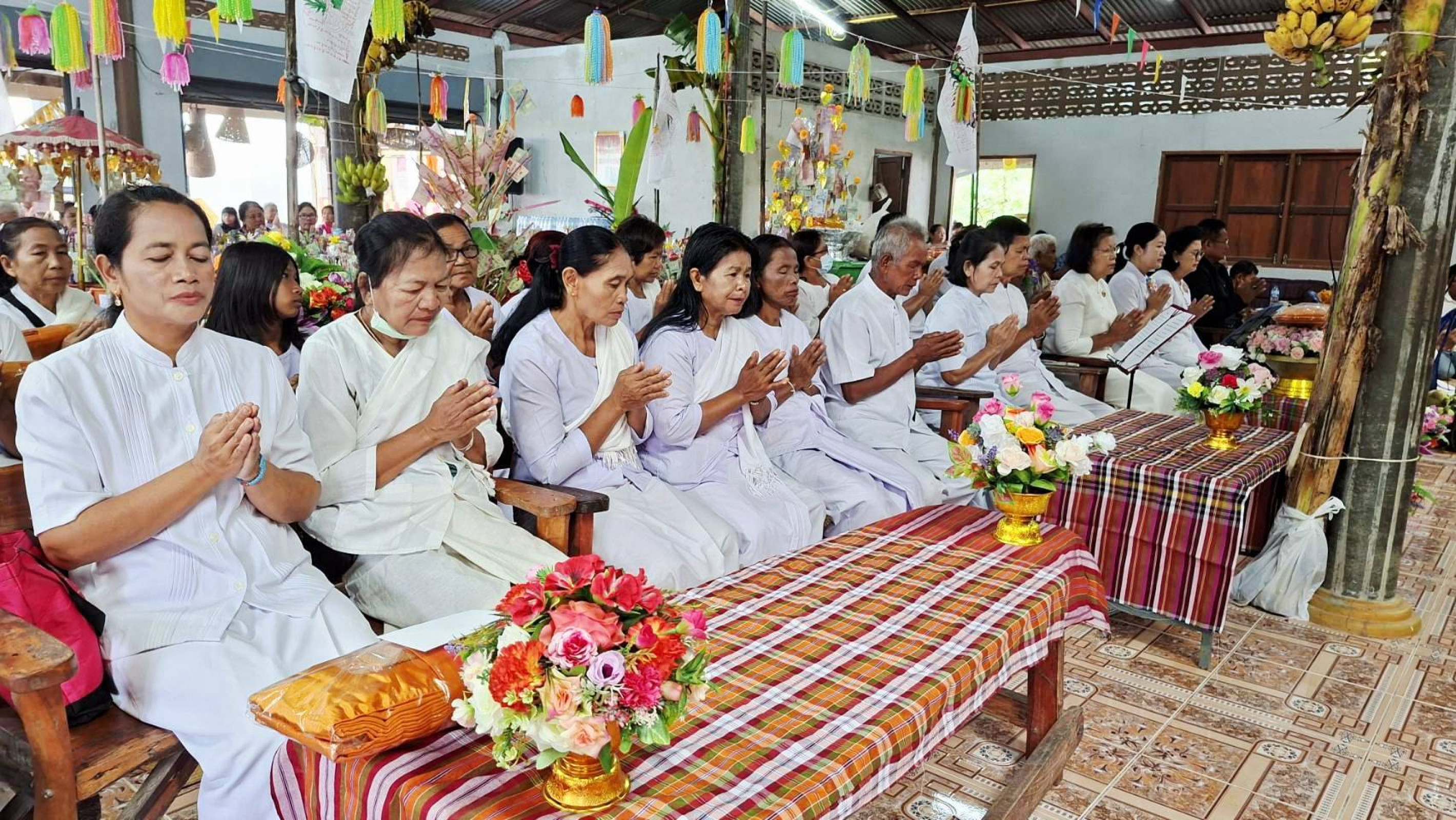 ภาพร่วมพิธีกรรมที่พักสงฆ์สมหมายราษฎร์ยินดีบ้านฝังงา