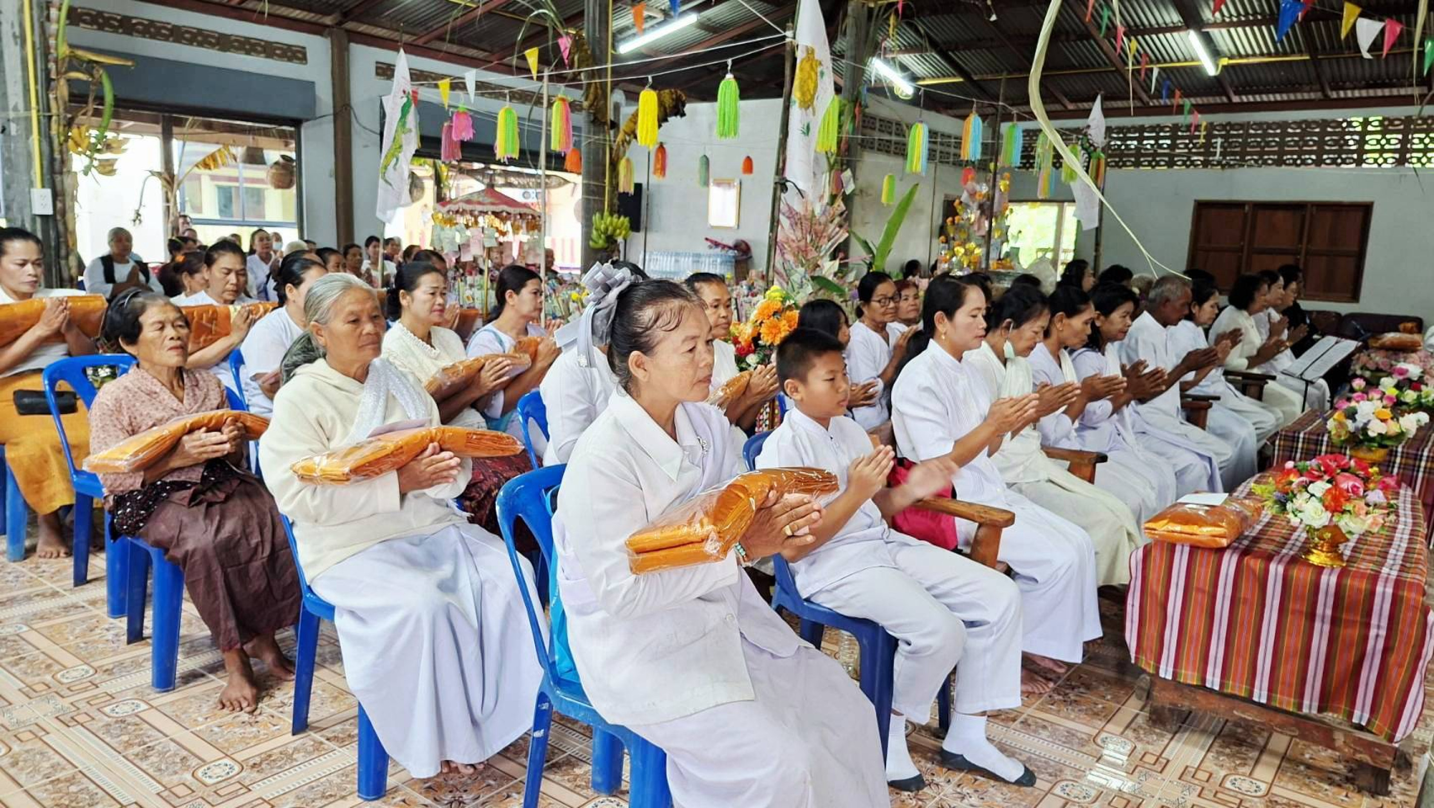 ภาพร่วมพิธีกรรมที่พักสงฆ์สมหมายราษฎร์ยินดีบ้านฝังงา