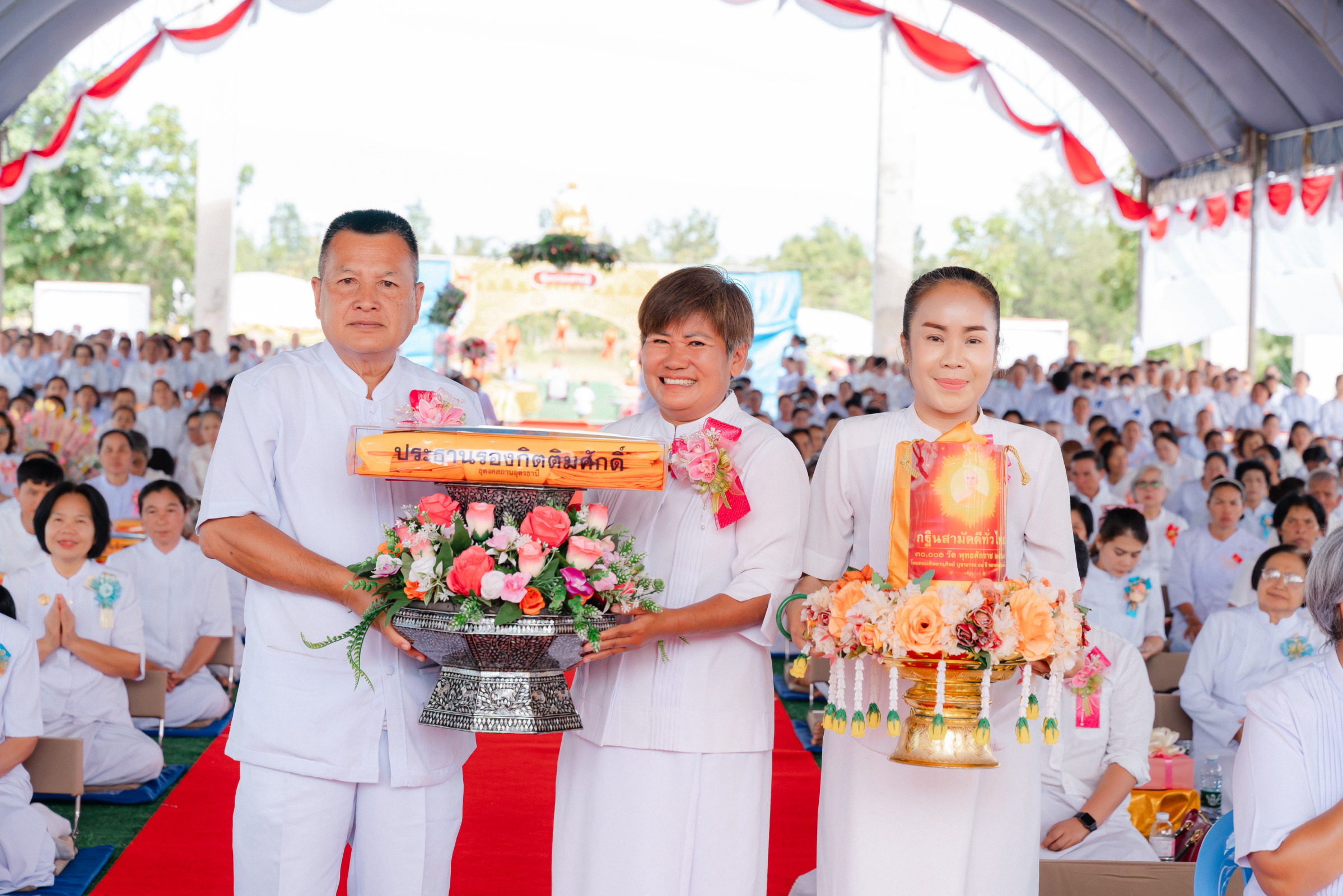 ภาพหมู่ถือพานถวายปัจจัยธุดงคสถานอุดรธานี