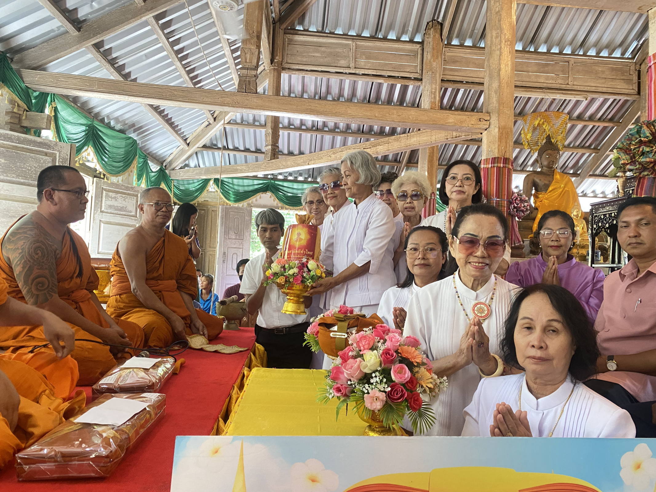 ภาพหมู่ถือพานถวายปัจจัยวัดแสงบูรพา