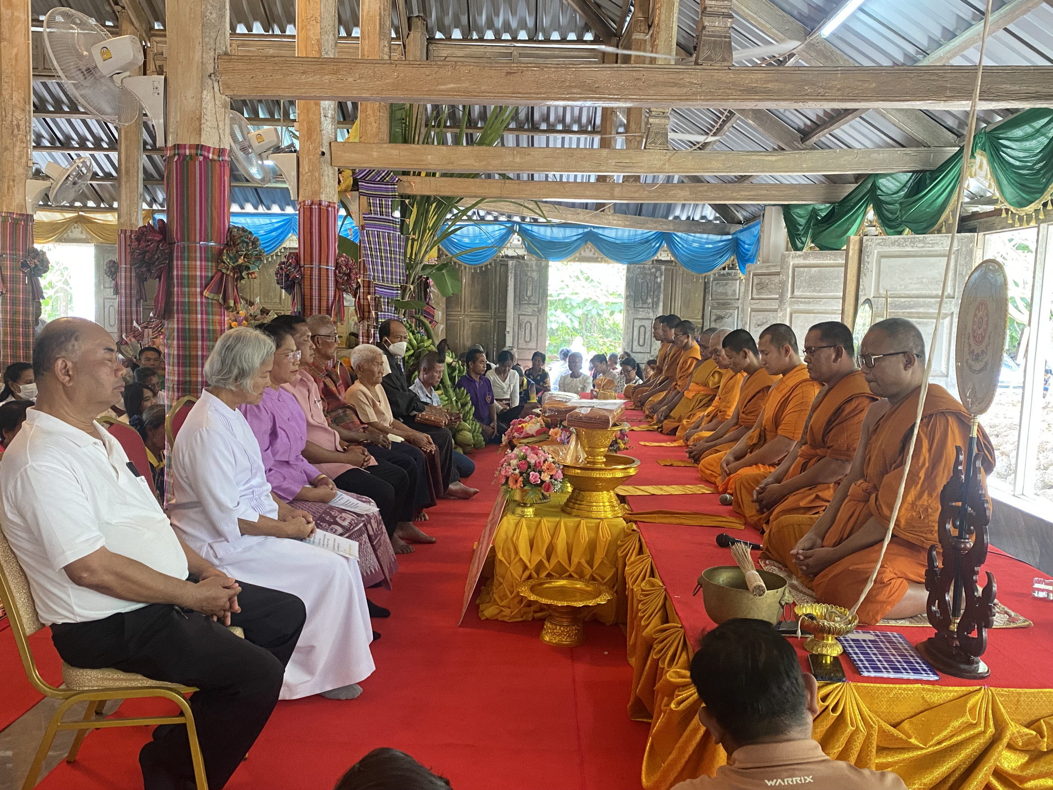 ภาพร่วมพิธีกรรมวัดแสงบูรพา