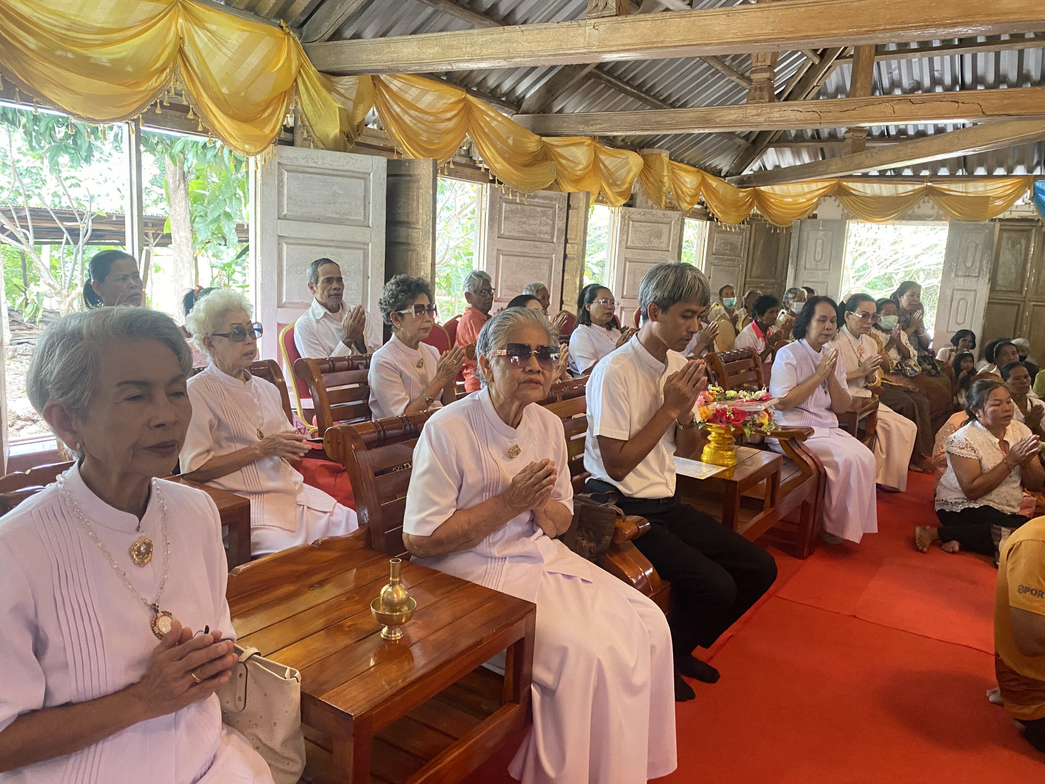 ภาพร่วมพิธีกรรมวัดแสงบูรพา