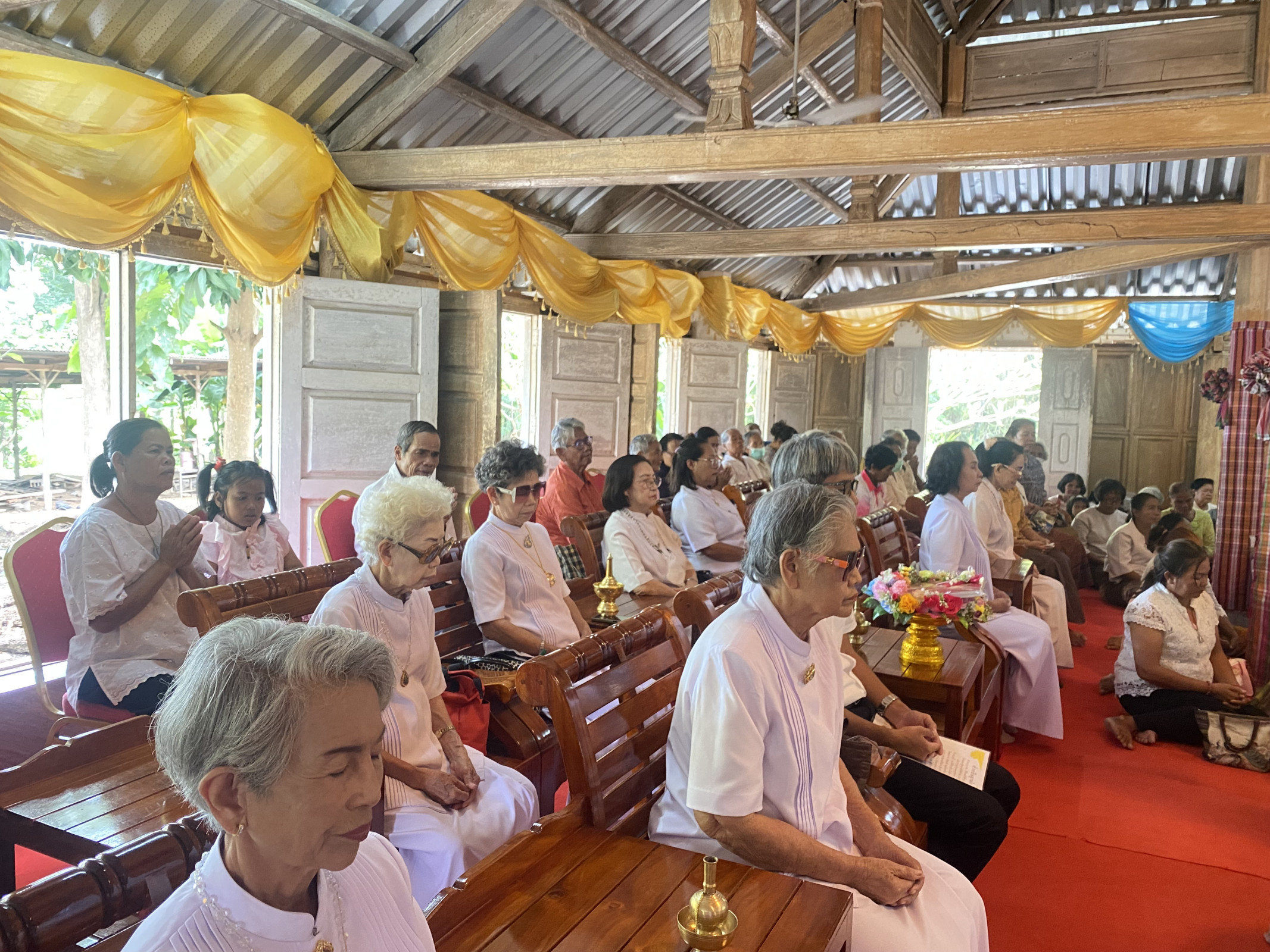 ภาพร่วมพิธีกรรมวัดแสงบูรพา