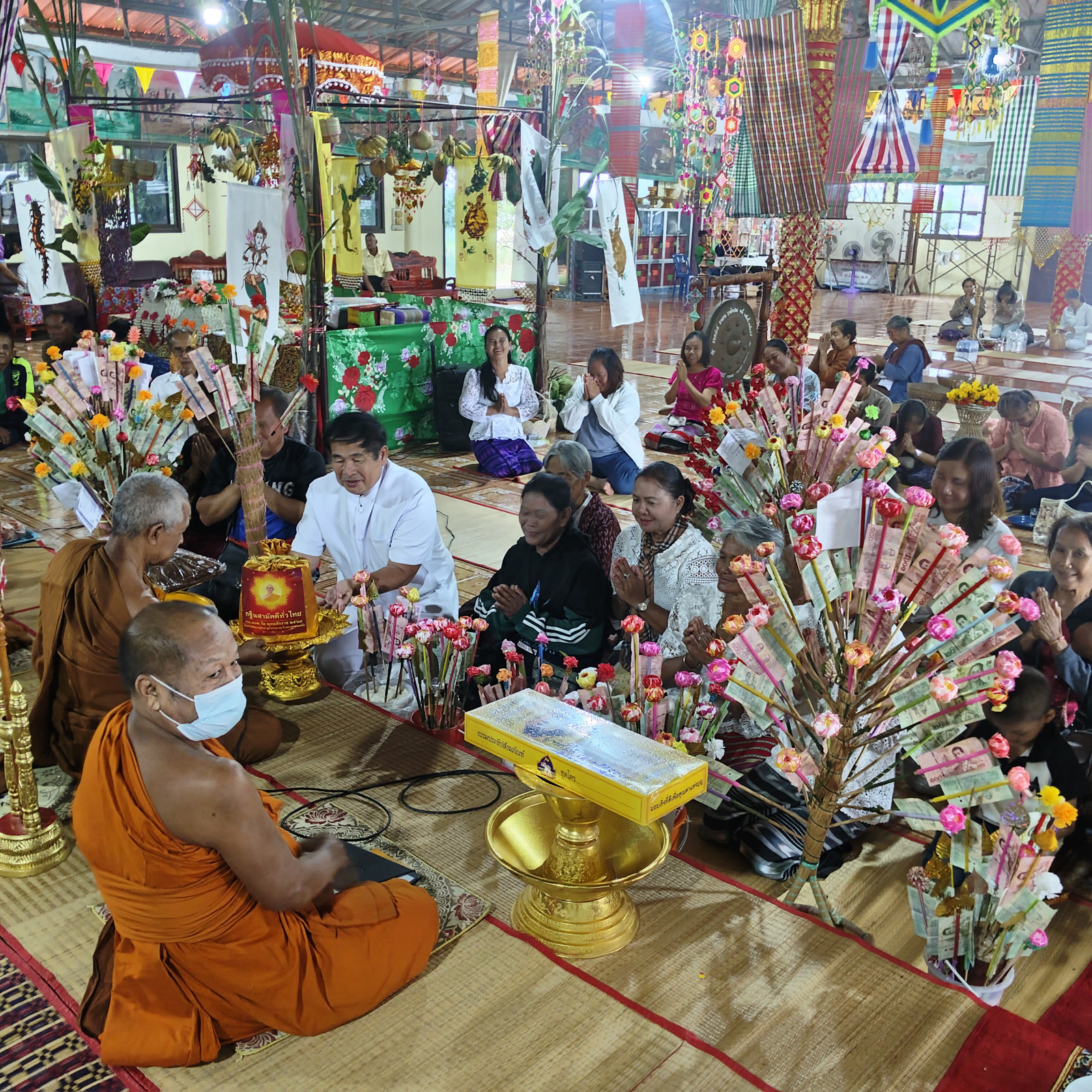 ภาพการถวายปัจจัยวัดหนองแปลน