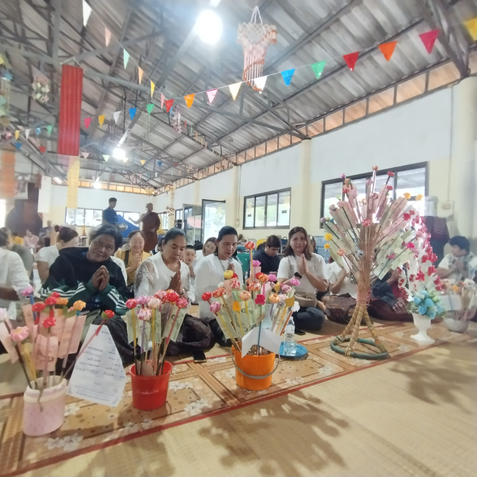 ภาพหมู่ถือพานถวายปัจจัยวัดหนองแปลน