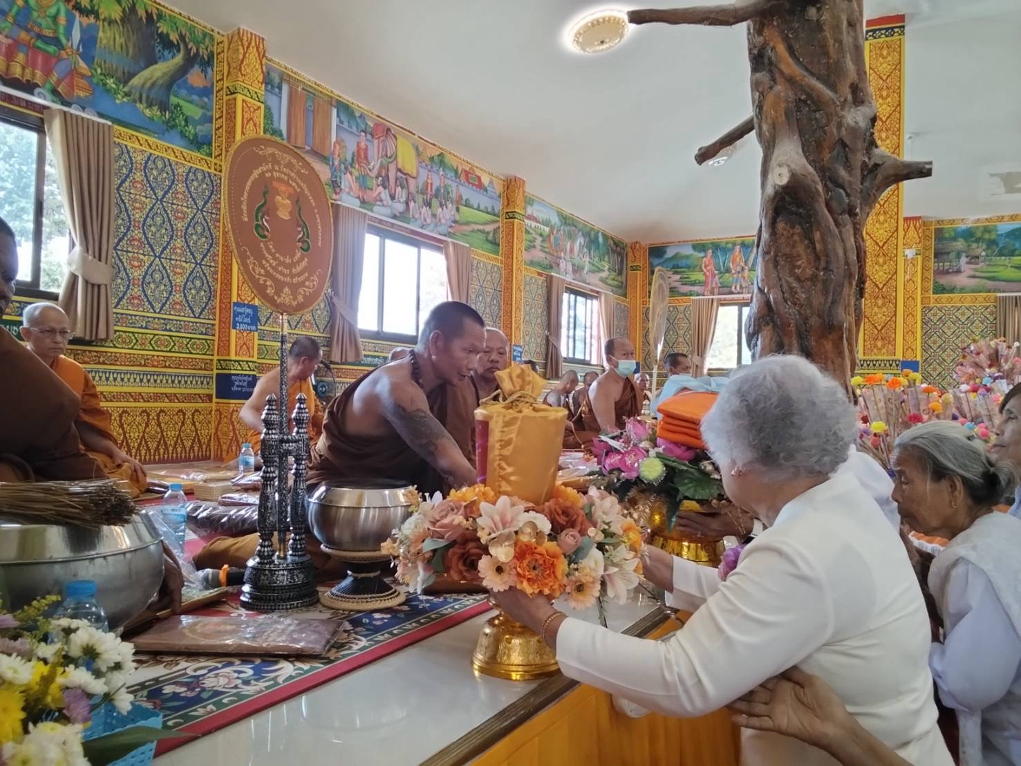 ภาพการถวายปัจจัยที่พักสงฆ์สว่างเจริญธรรม