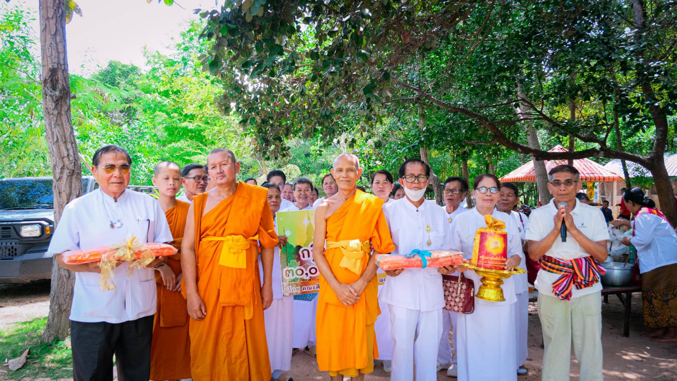ภาพหมู่ถือพานถวายปัจจัยที่พักสงฆ์โนนทองแท่ง