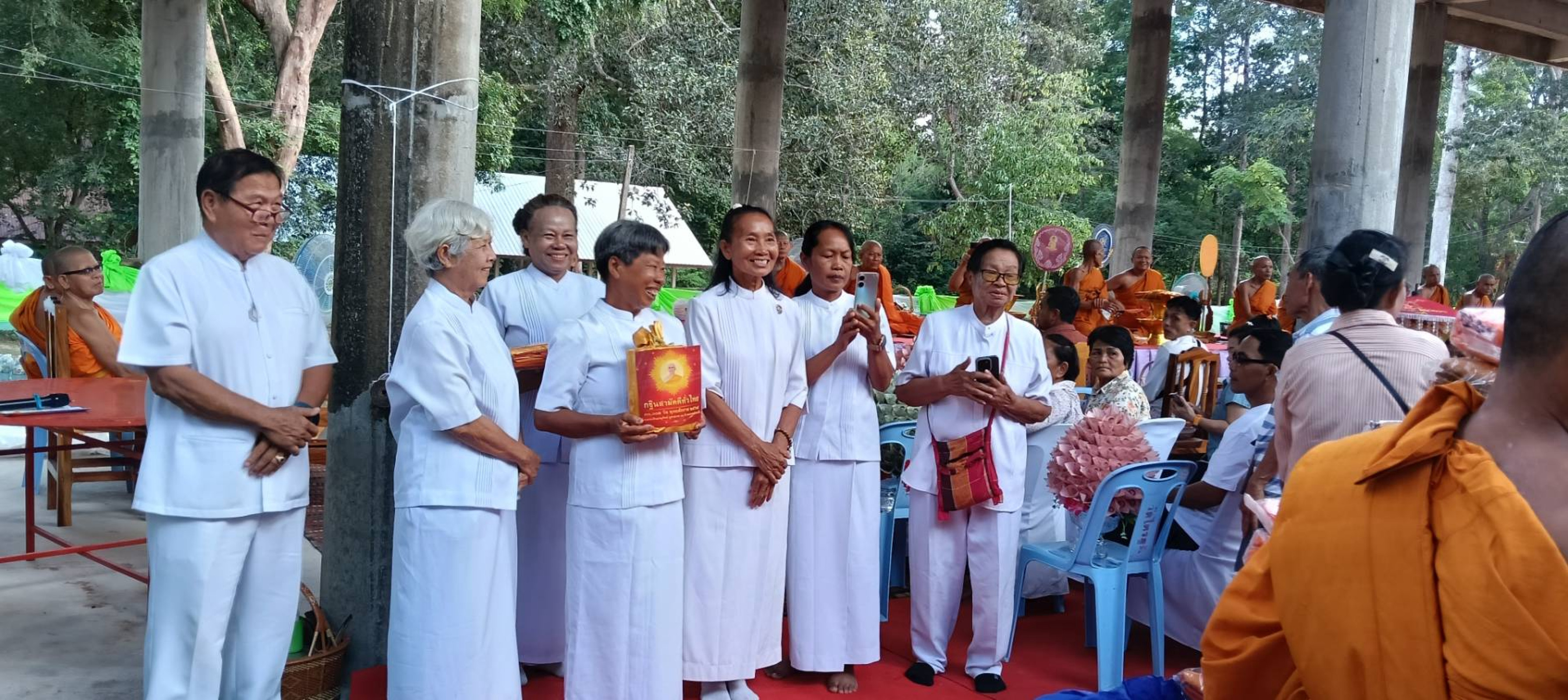 ภาพหมู่ถือพานถวายปัจจัยวัดสระแคน