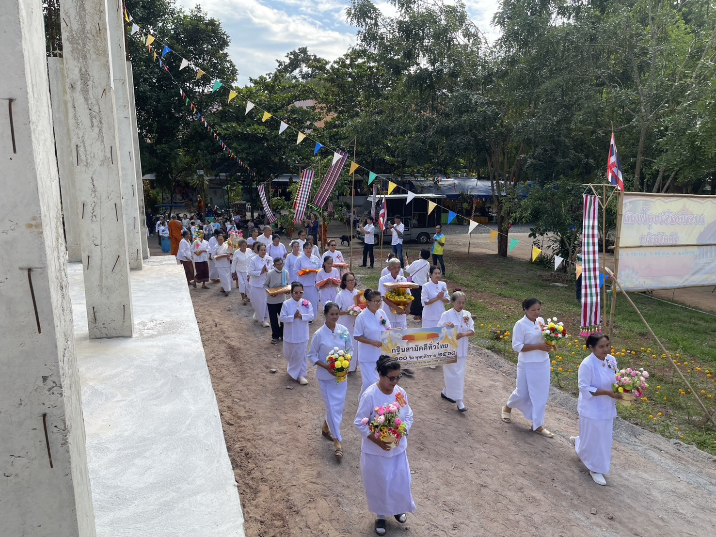ภาพร่วมขบวนกฐินวัดศรีสว่าง