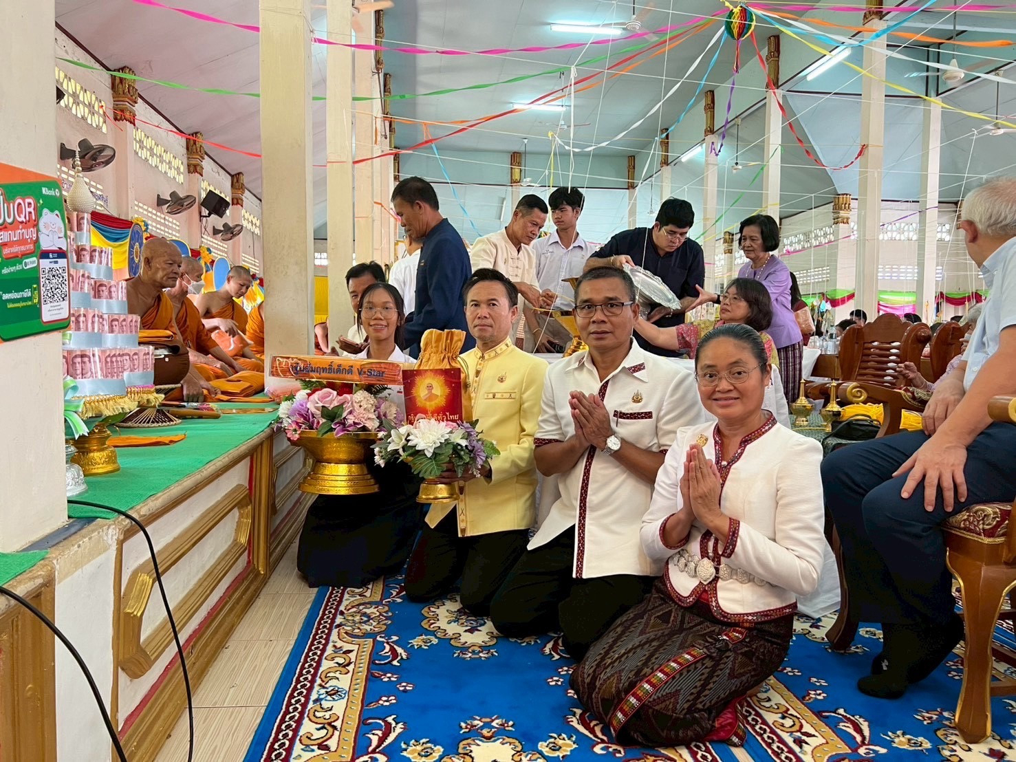 ภาพหมู่ถือพานถวายปัจจัยวัดปฐมแพงศรี