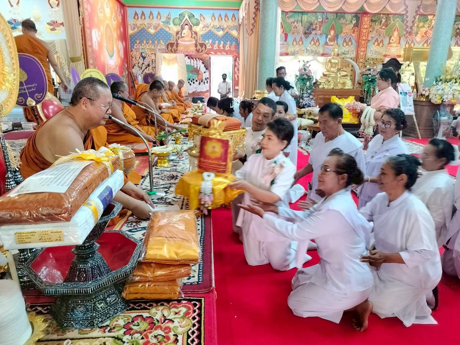 ภาพการถวายปัจจัยวัดเขื่อนอุบลรัตน์