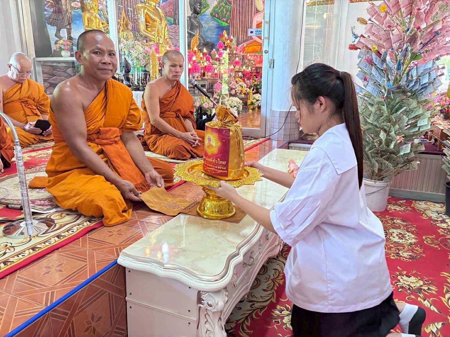 ภาพการถวายปัจจัยวัดหนองนกเขียน