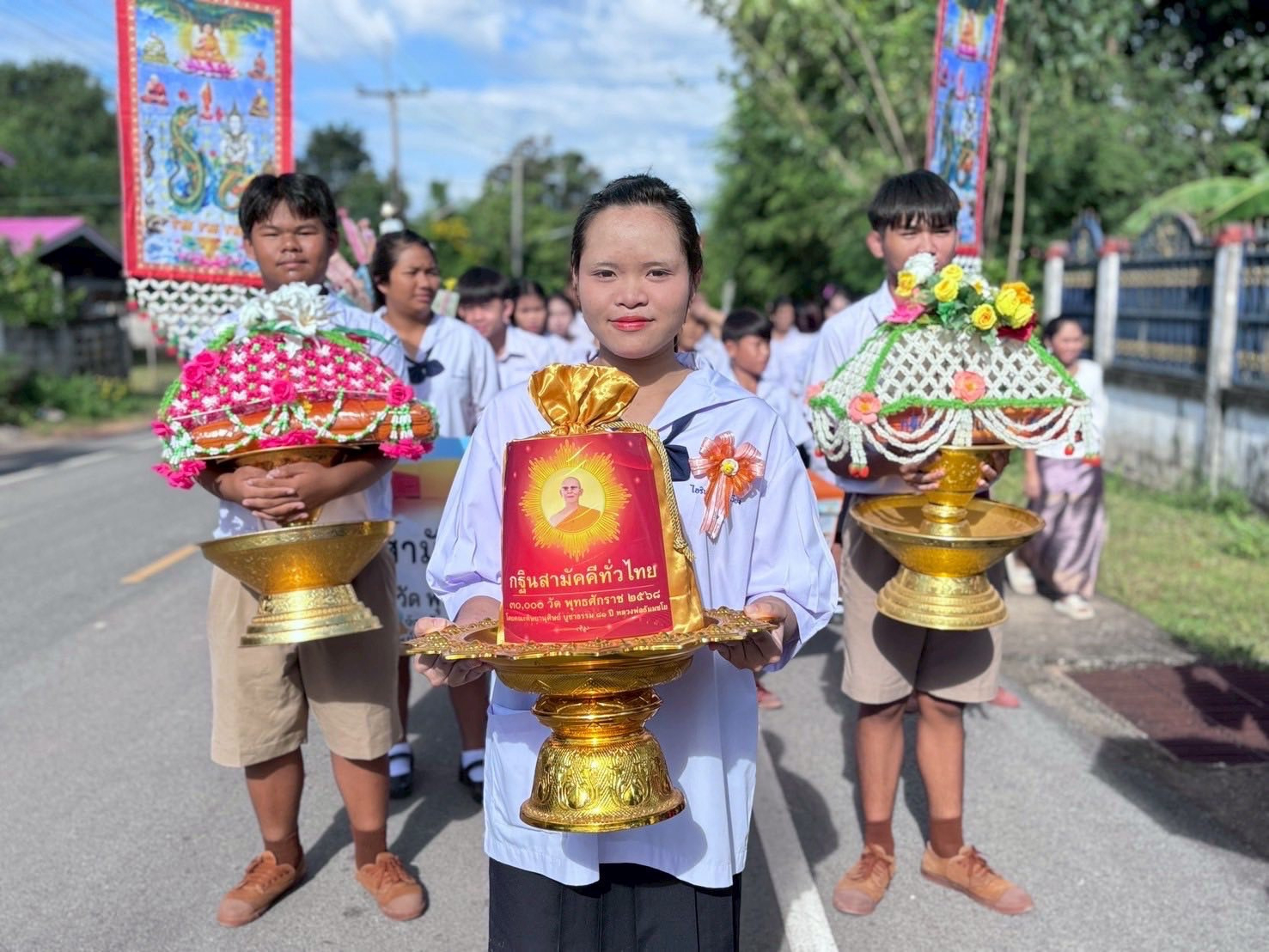 ภาพหมู่ถือพานถวายปัจจัยวัดหนองนกเขียน