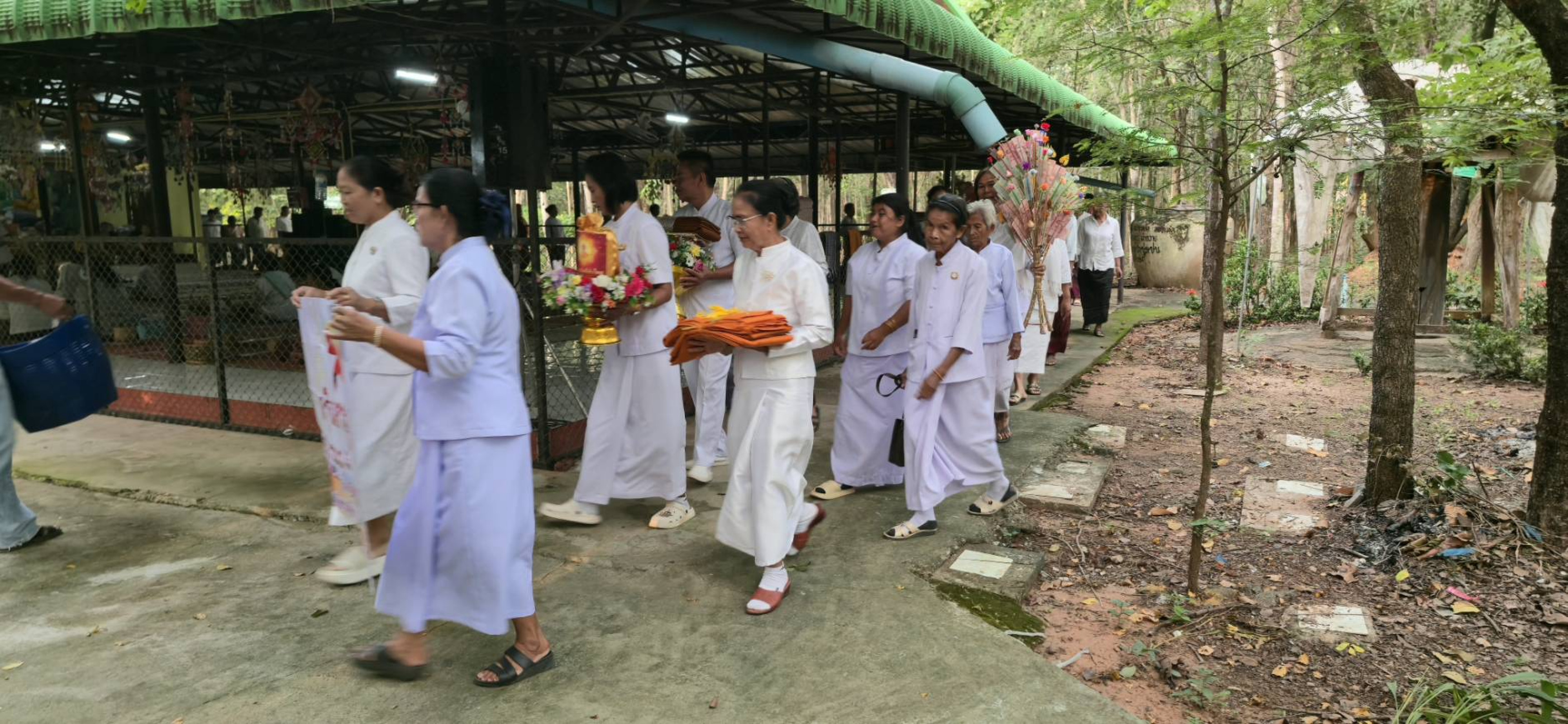 ภาพร่วมขบวนกฐินที่พักสงฆ์ป่าชุมชน