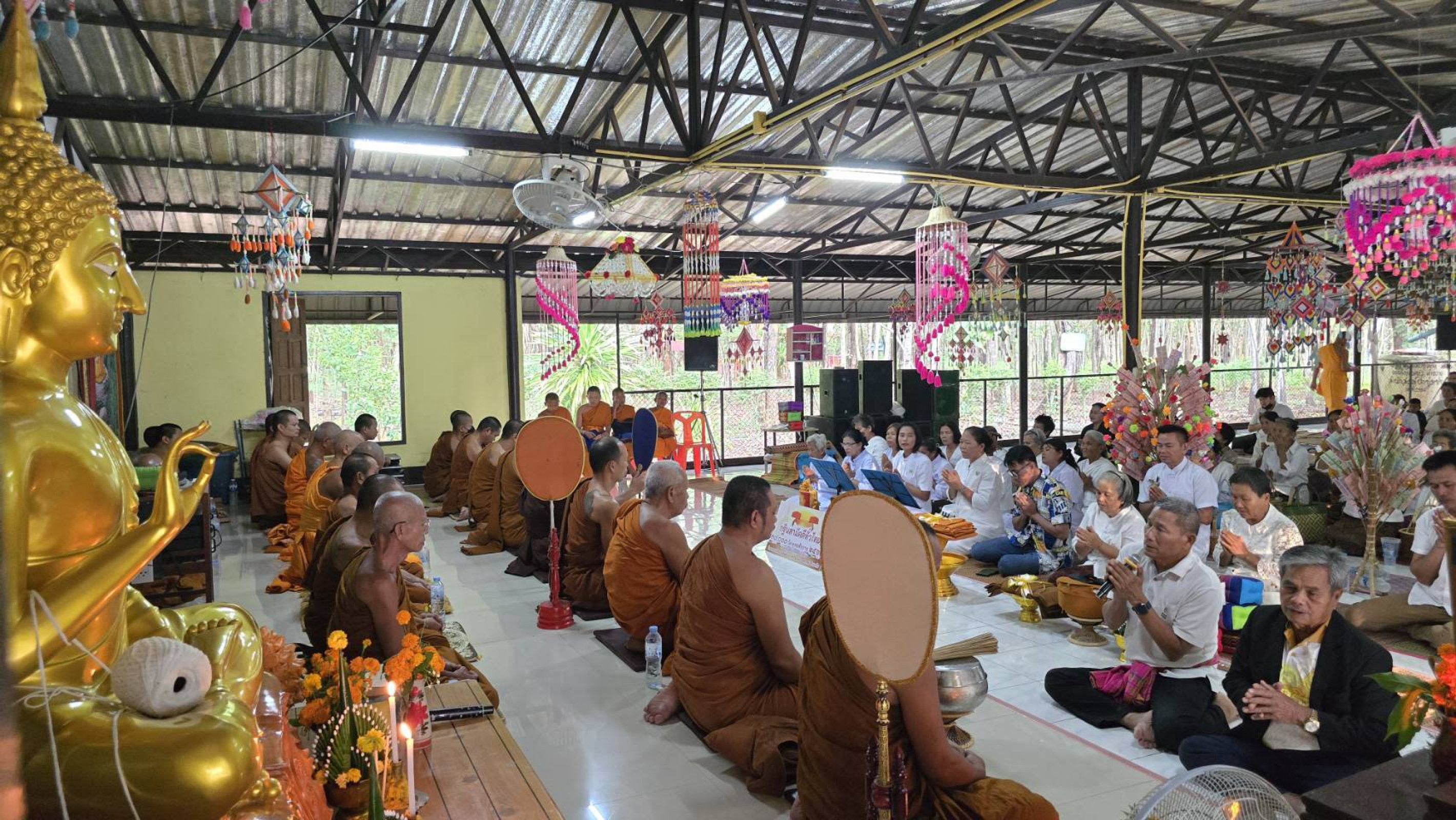 ภาพร่วมพิธีกรรมที่พักสงฆ์ป่าชุมชน