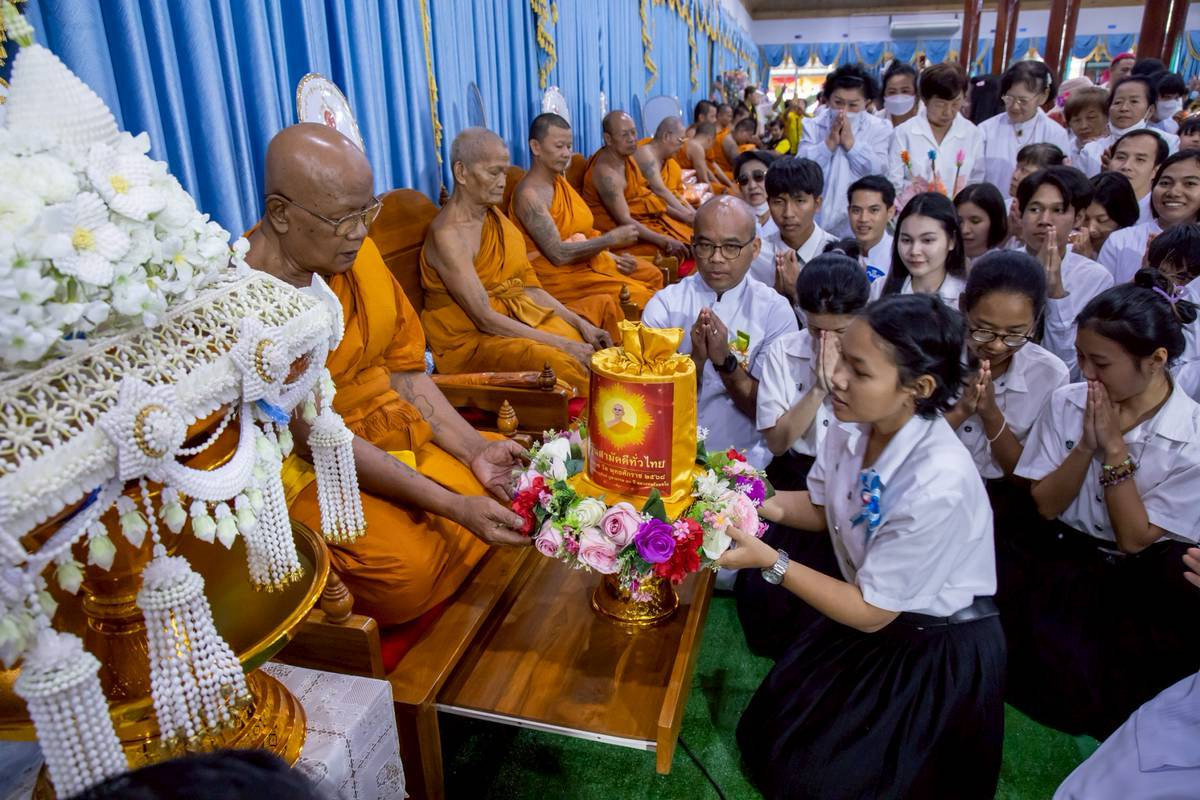 ภาพการถวายปัจจัยวัดบ่อน้ำจืด