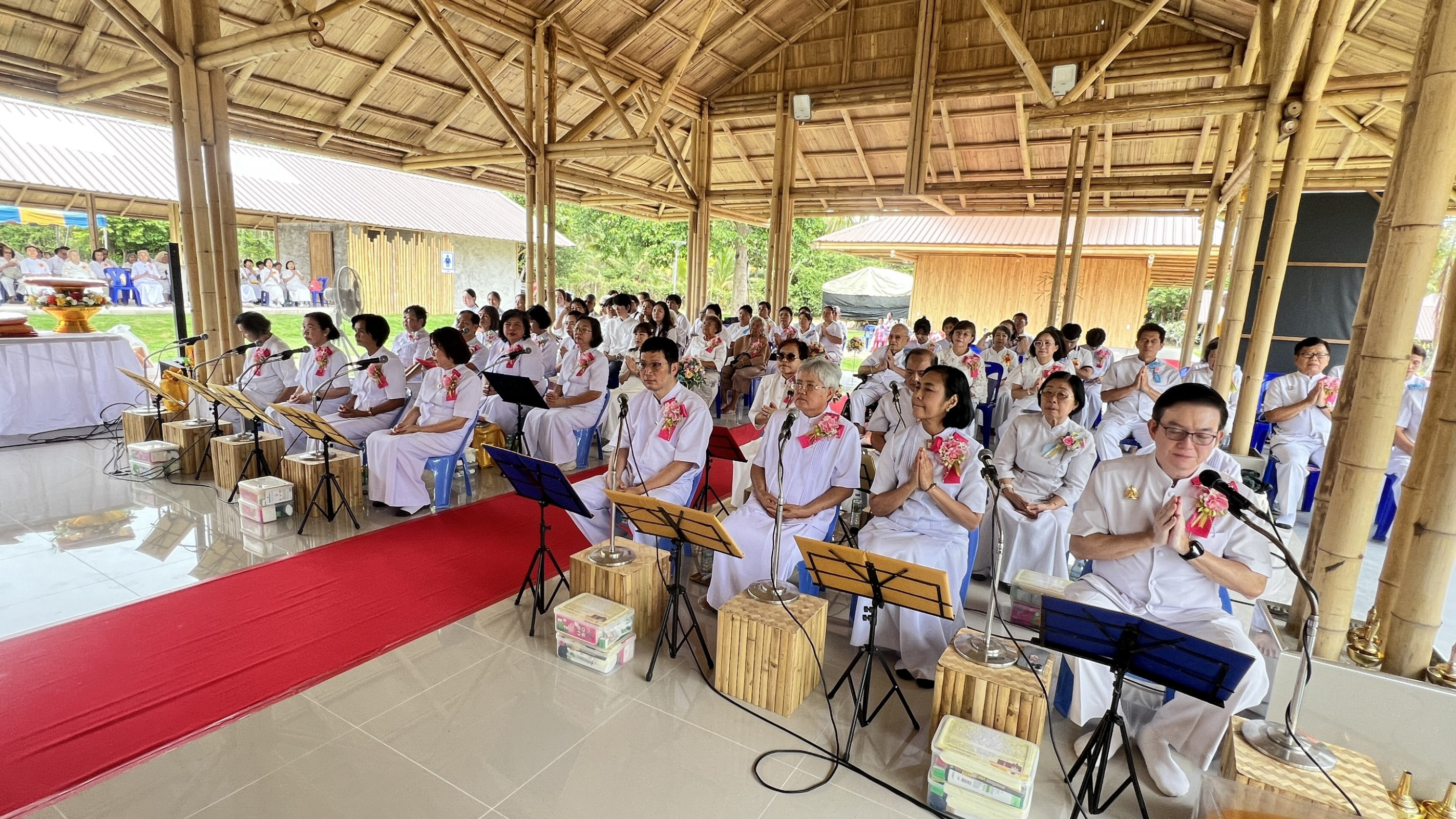 ภาพร่วมพิธีกรรมศูนย์ปฏิบัติธรรมนานาชาติทุ่งแสงธรรม