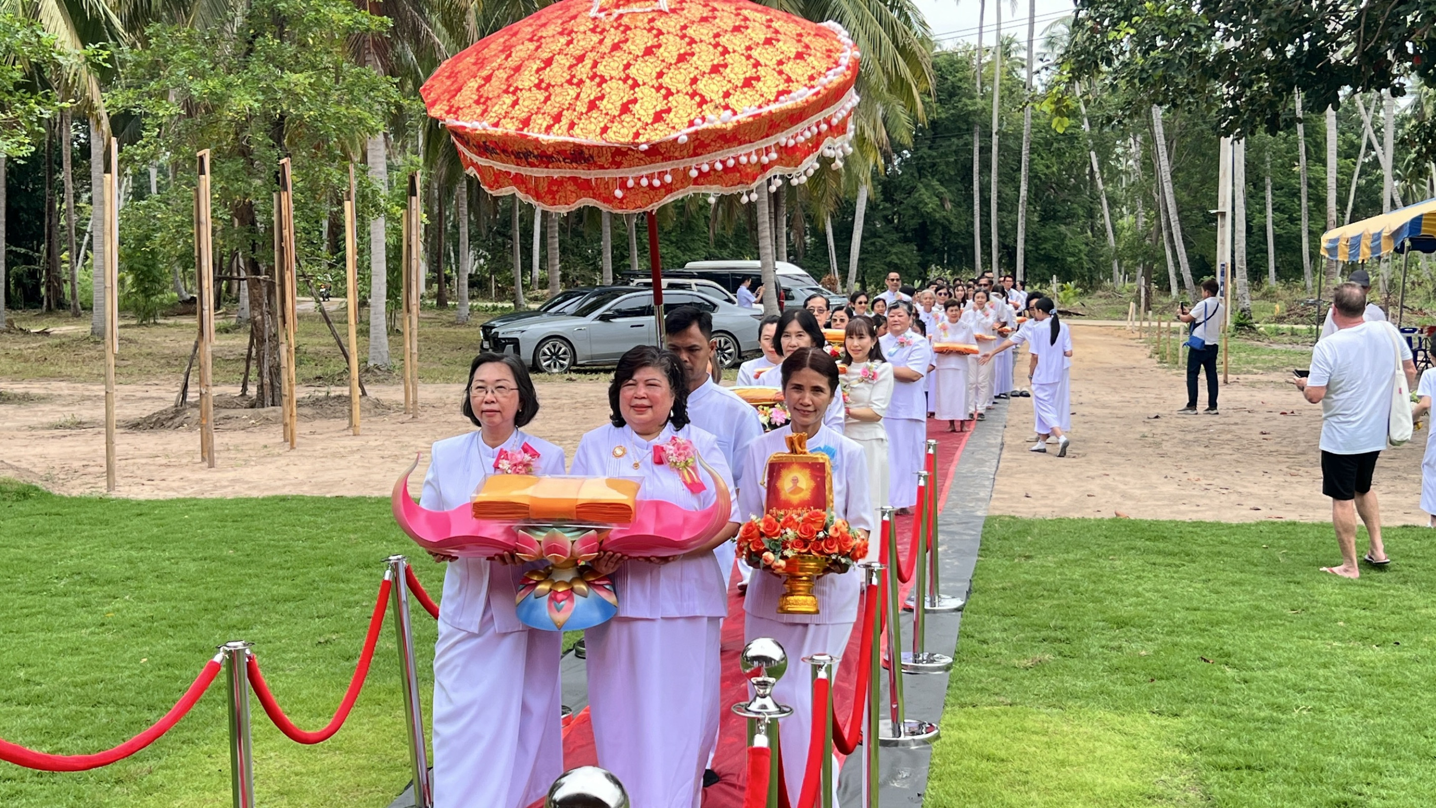ภาพร่วมพิธีกรรมศูนย์ปฏิบัติธรรมนานาชาติทุ่งแสงธรรม