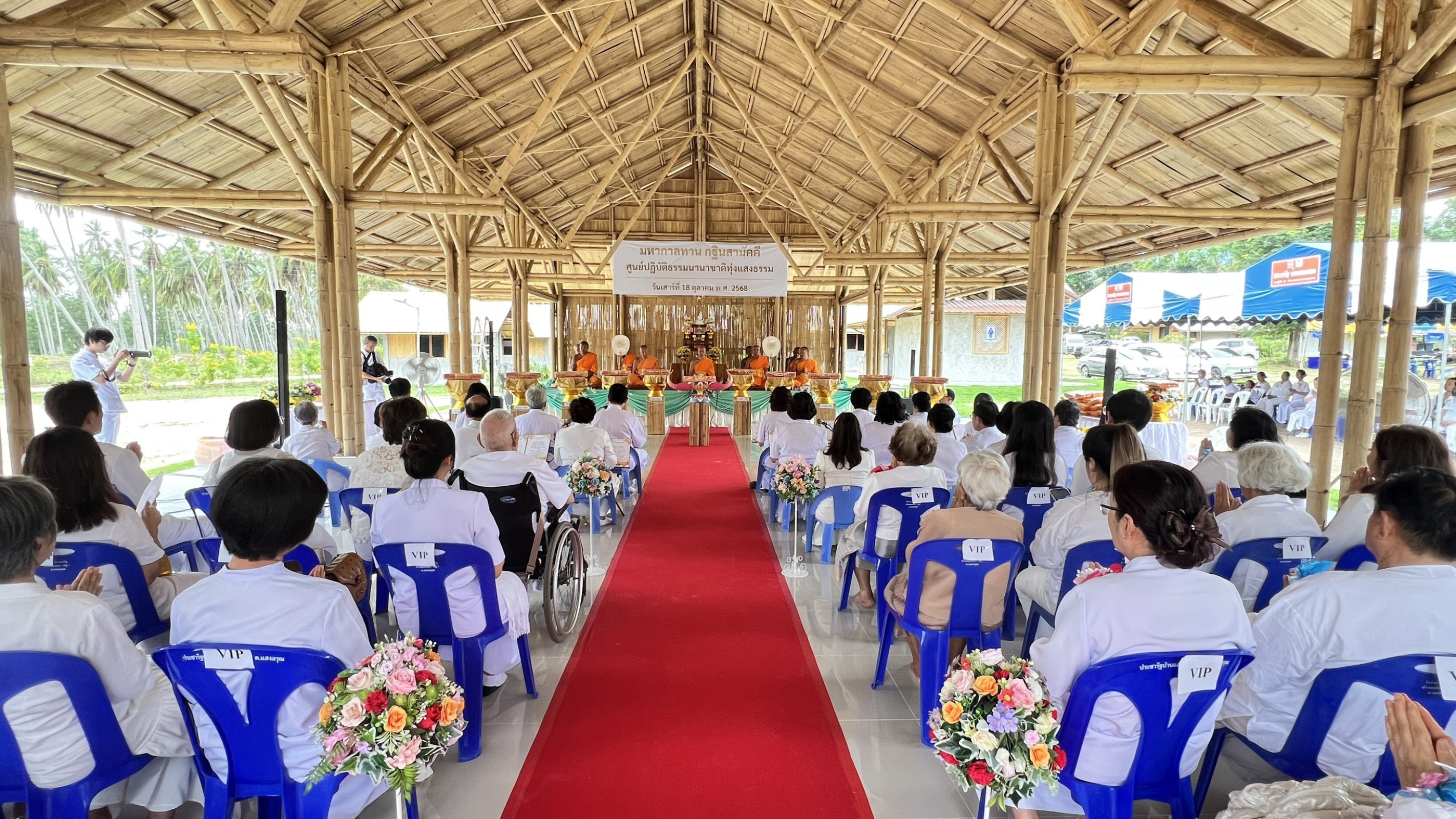 ภาพร่วมพิธีกรรมศูนย์ปฏิบัติธรรมนานาชาติทุ่งแสงธรรม