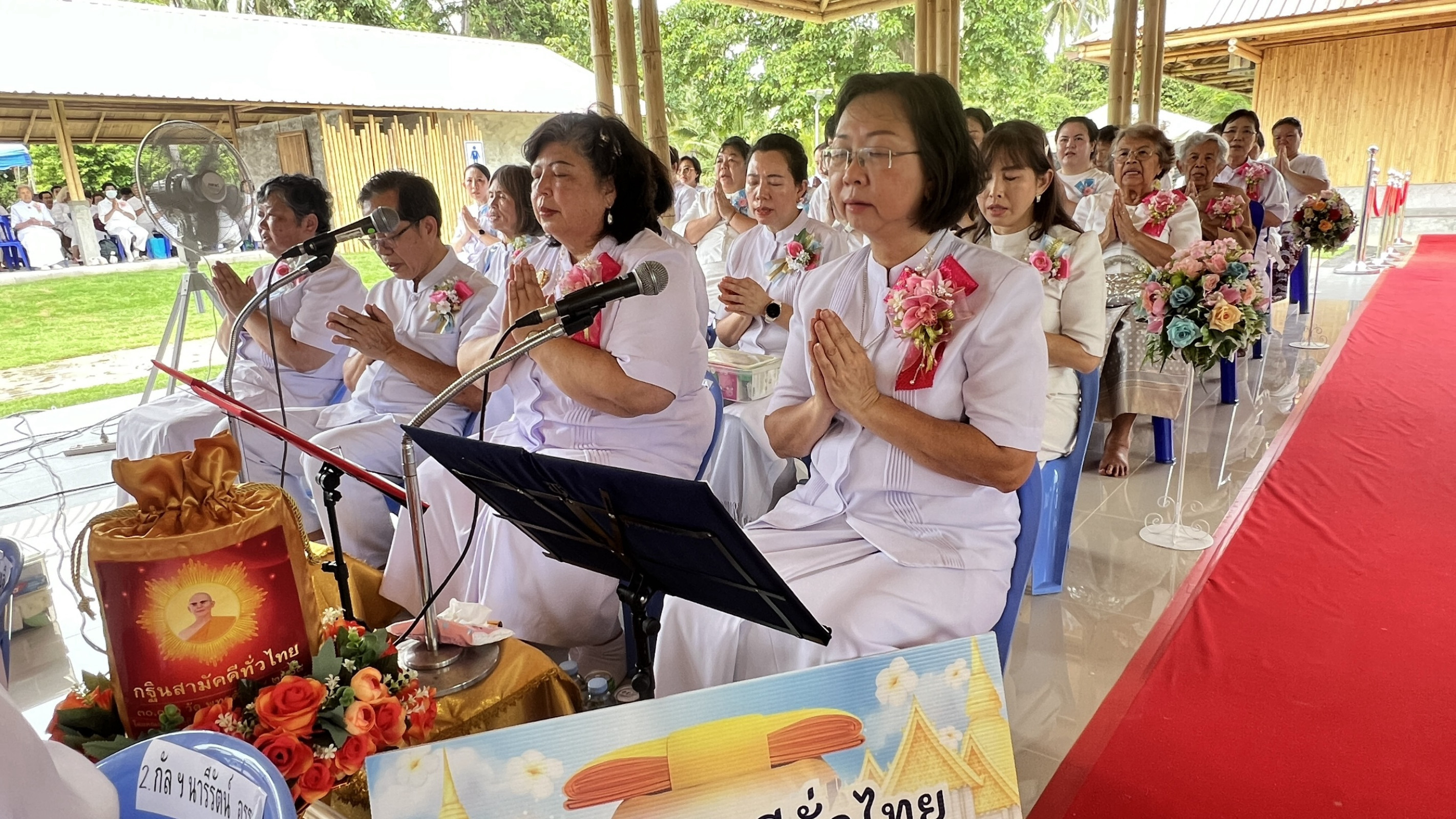 ภาพร่วมพิธีกรรมศูนย์ปฏิบัติธรรมนานาชาติทุ่งแสงธรรม