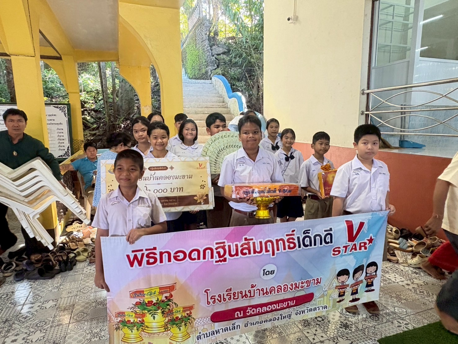 ภาพหมู่ถือพานถวายปัจจัยวัดคลองมะขาม