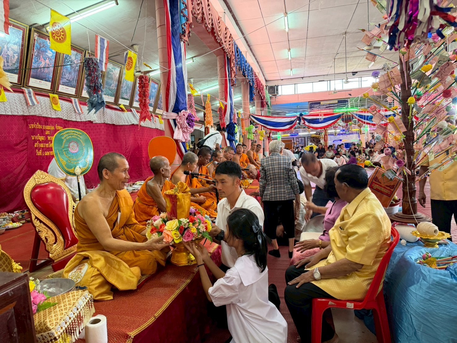 ภาพหมู่ถือพานถวายปัจจัยวัดหนองรี