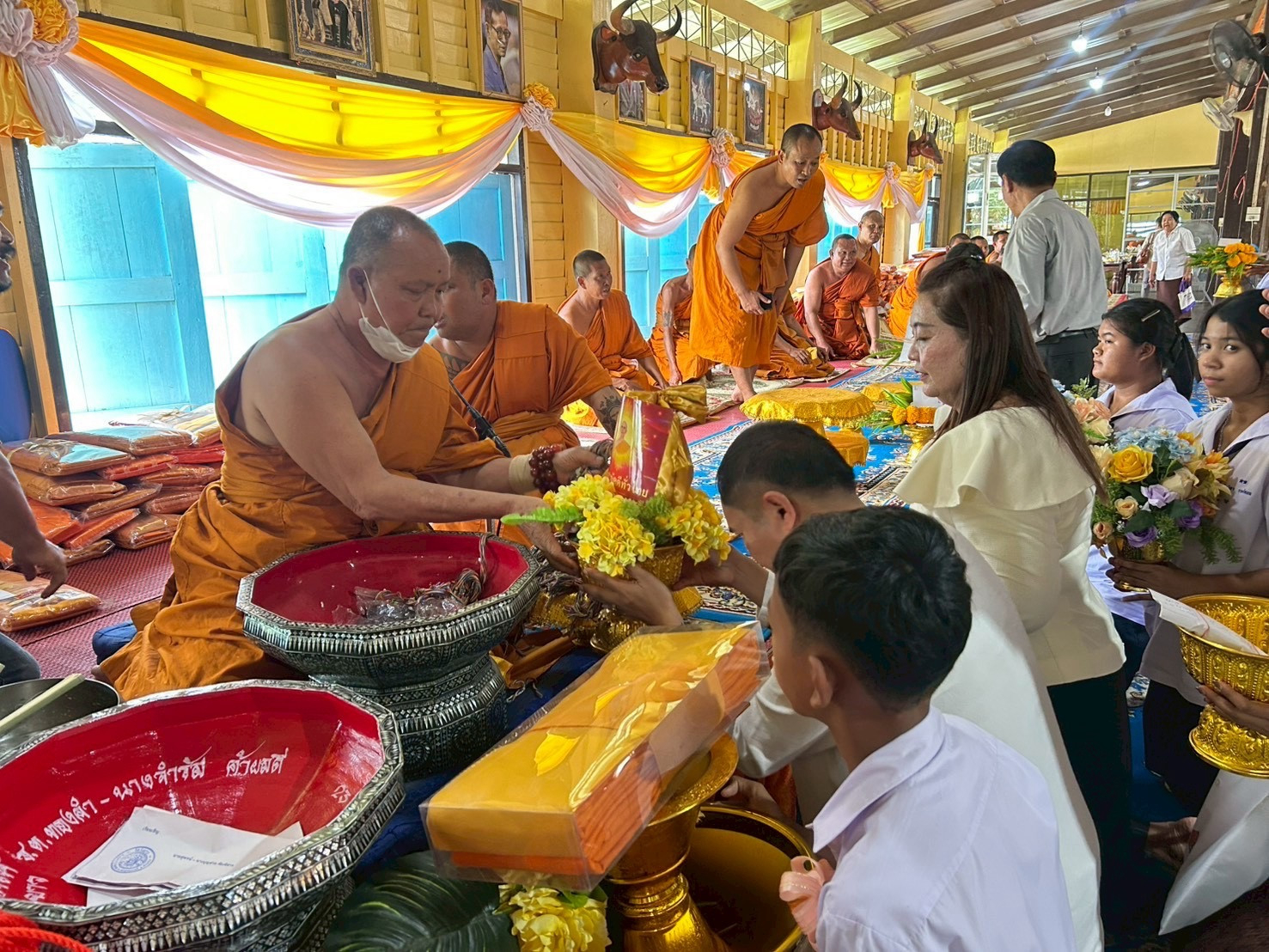 ภาพหมู่ถือพานถวายปัจจัยวัดวังยาว