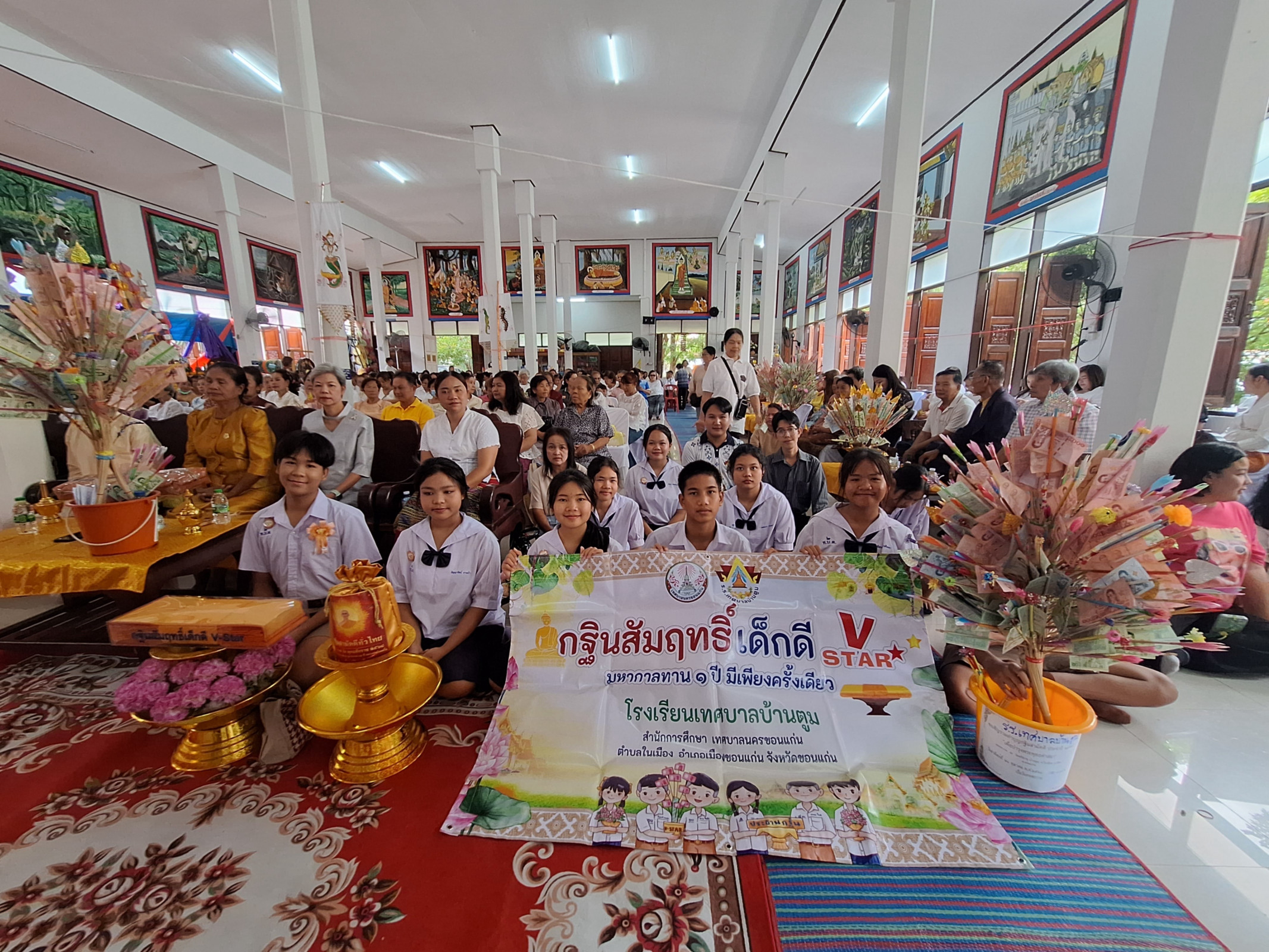 ภาพหมู่ถือพานถวายปัจจัยวัดศรีธาตุ