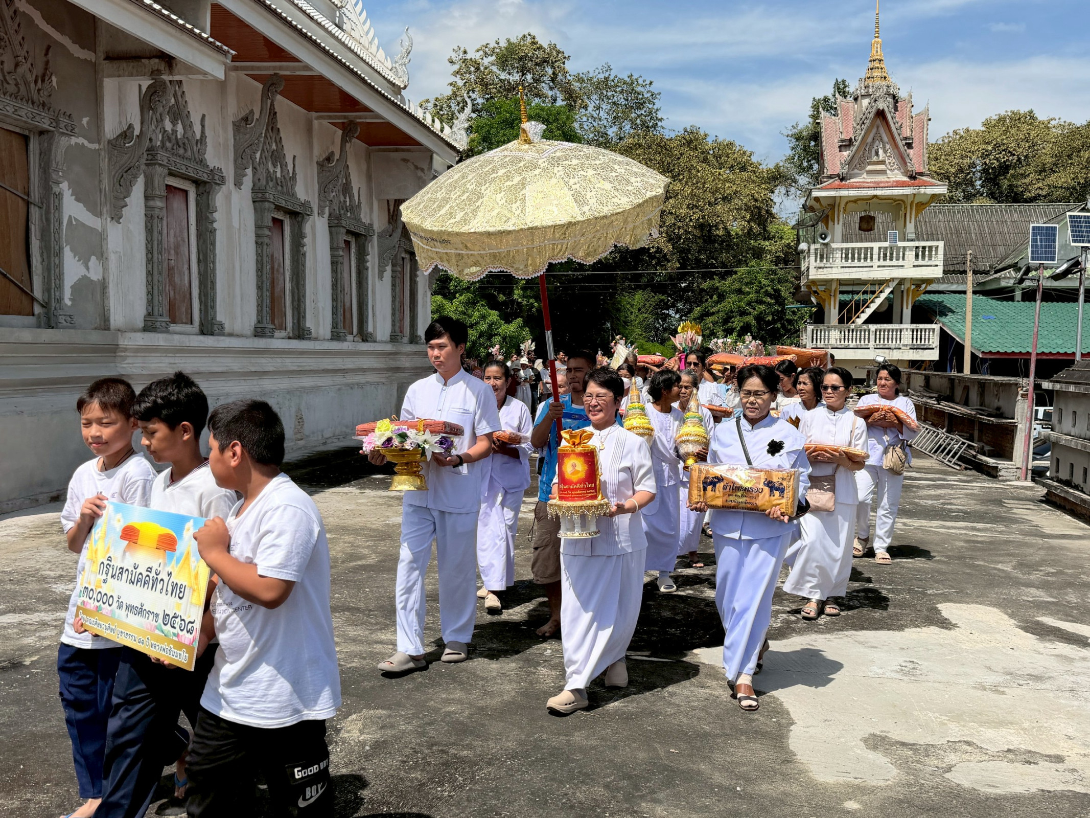 ภาพร่วมขบวนกฐินวัดทะเลสาบ