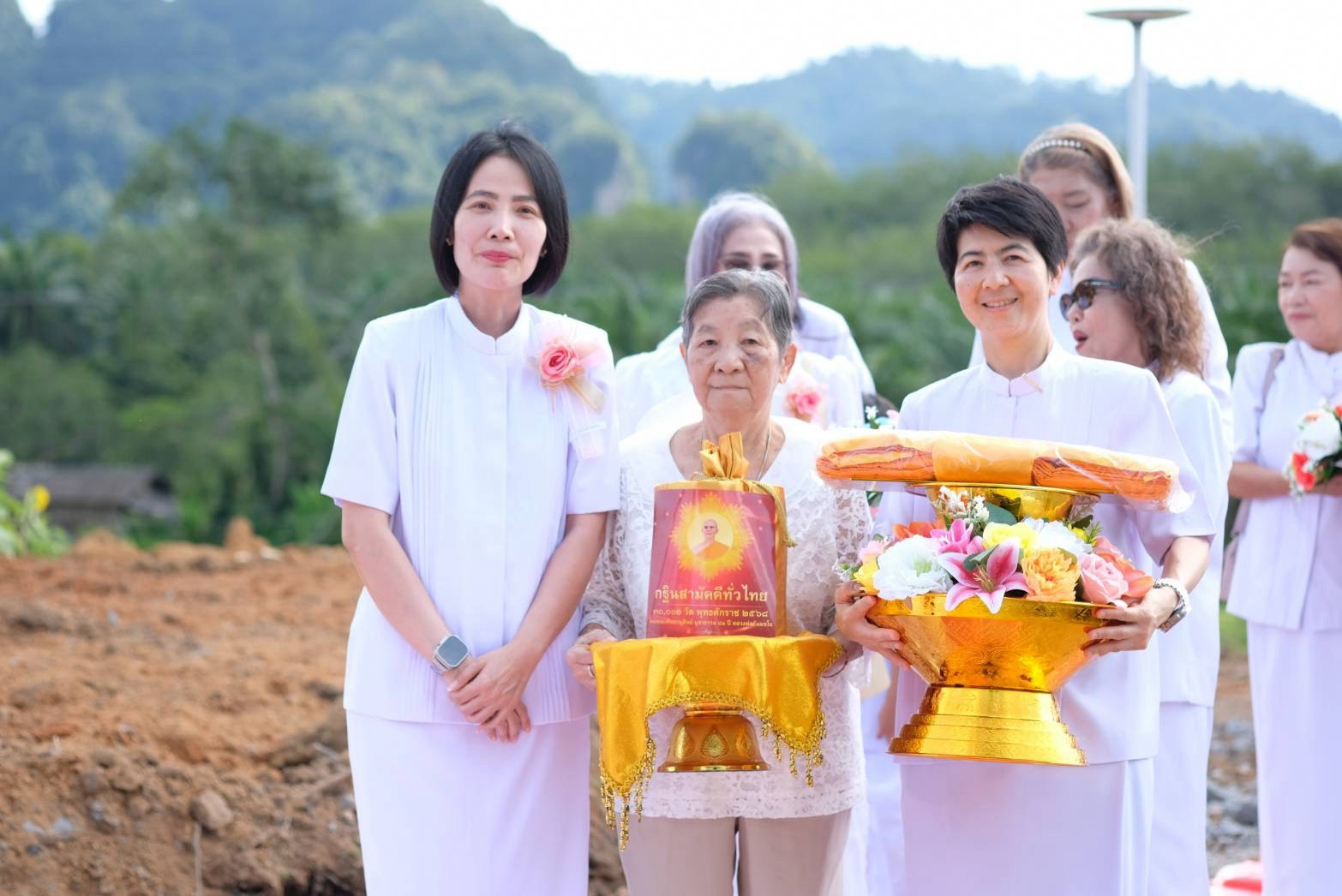 ภาพร่วมขบวนกฐินศูนย์ปฏิบัติธรรมนานาชาติกระบี่