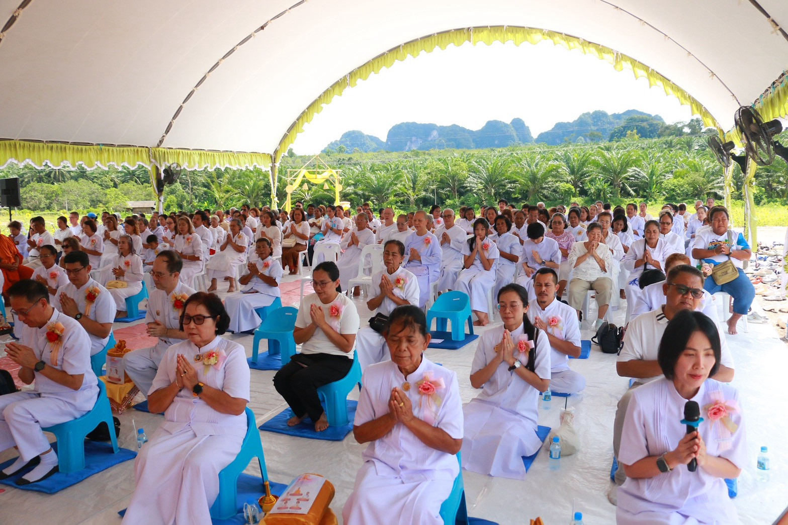 ภาพร่วมพิธีกรรมศูนย์ปฏิบัติธรรมนานาชาติกระบี่