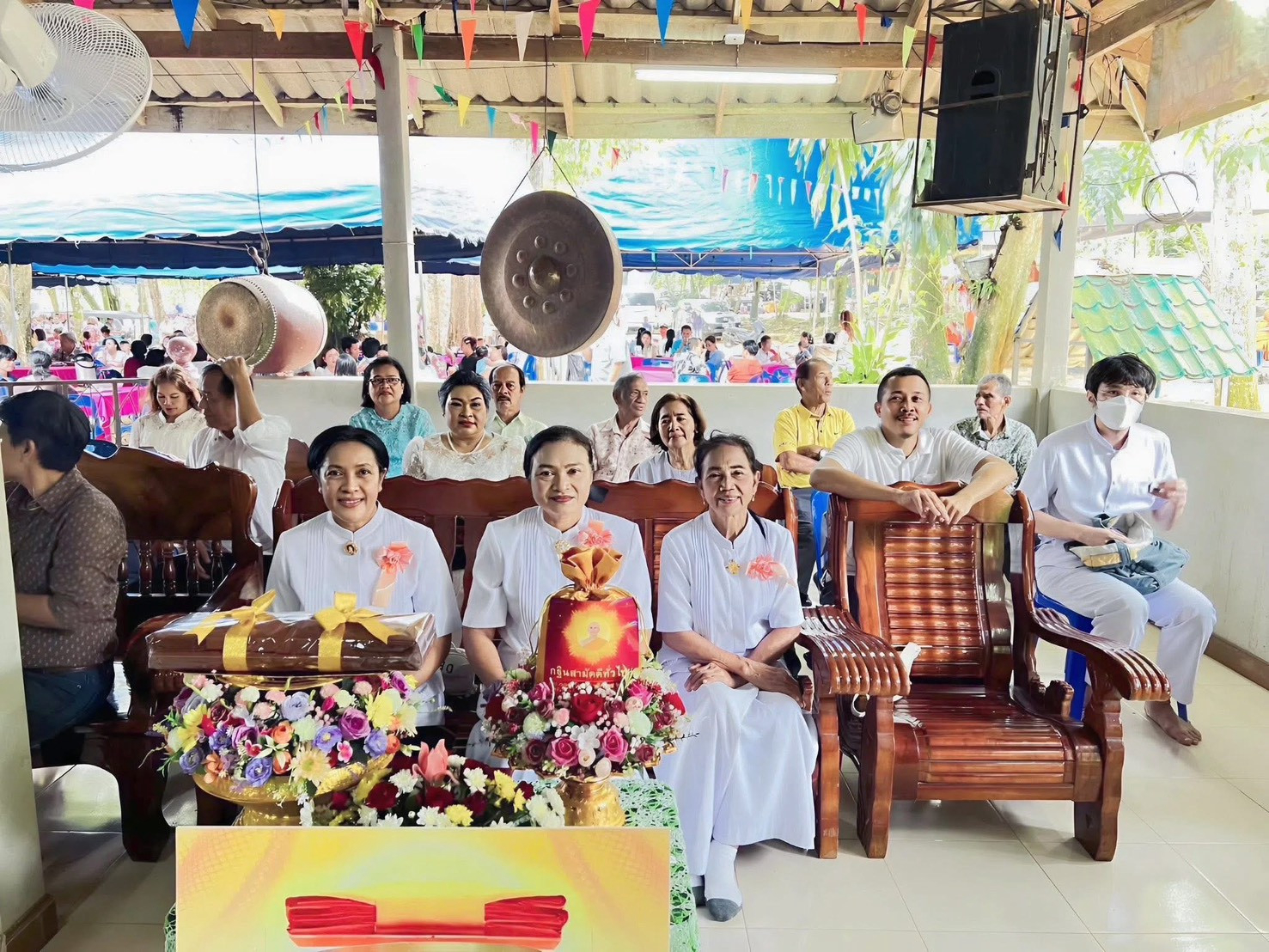 ภาพหมู่ถือพานถวายปัจจัยสำนักสงฆ์ราษฎร์พัฒนาวราราม