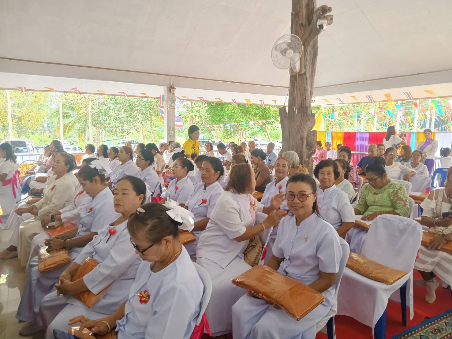 ภาพร่วมพิธีกรรมวัดเขาสามหน่วย