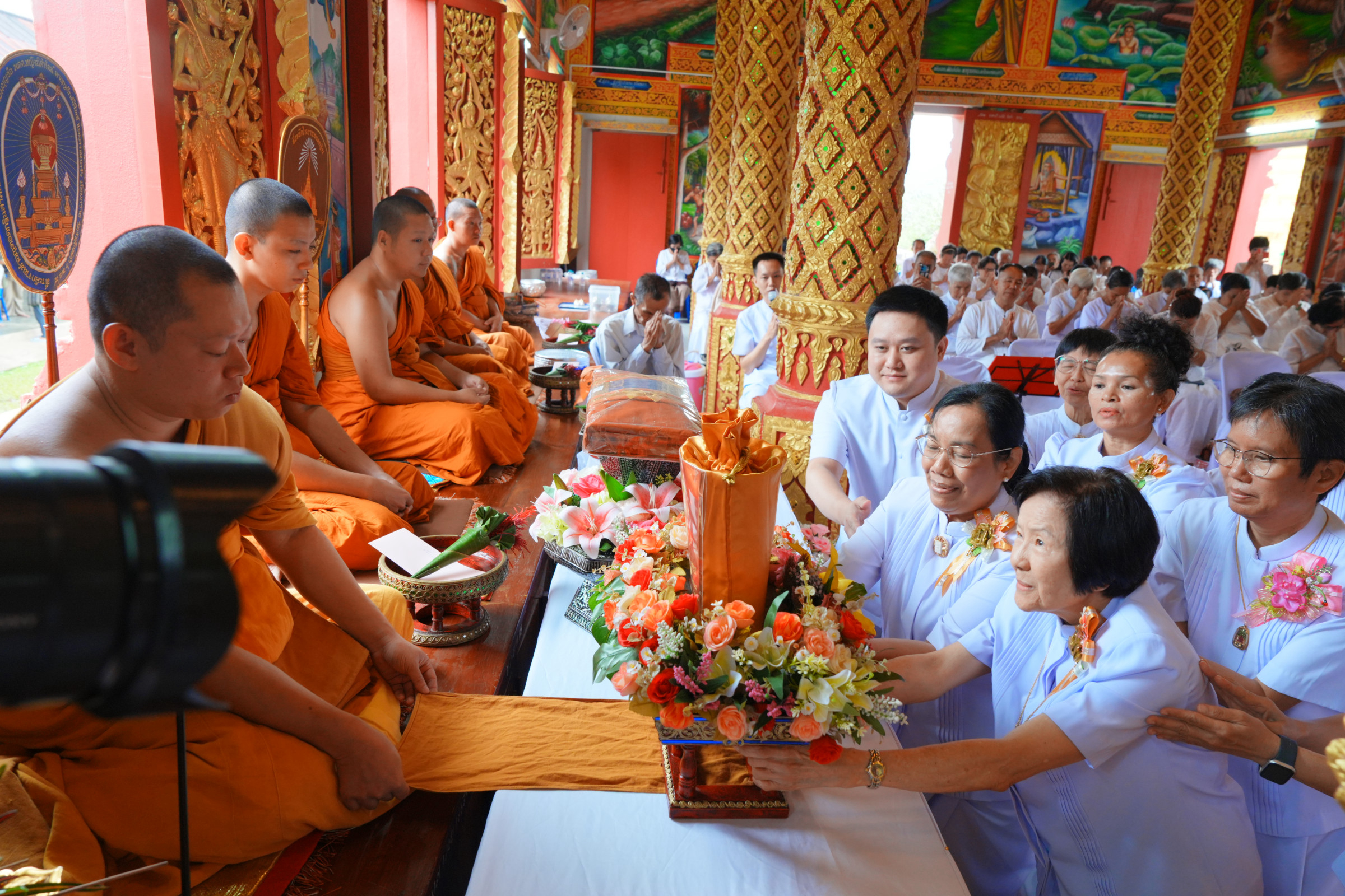 ภาพการถวายปัจจัยวัดนาจลอง