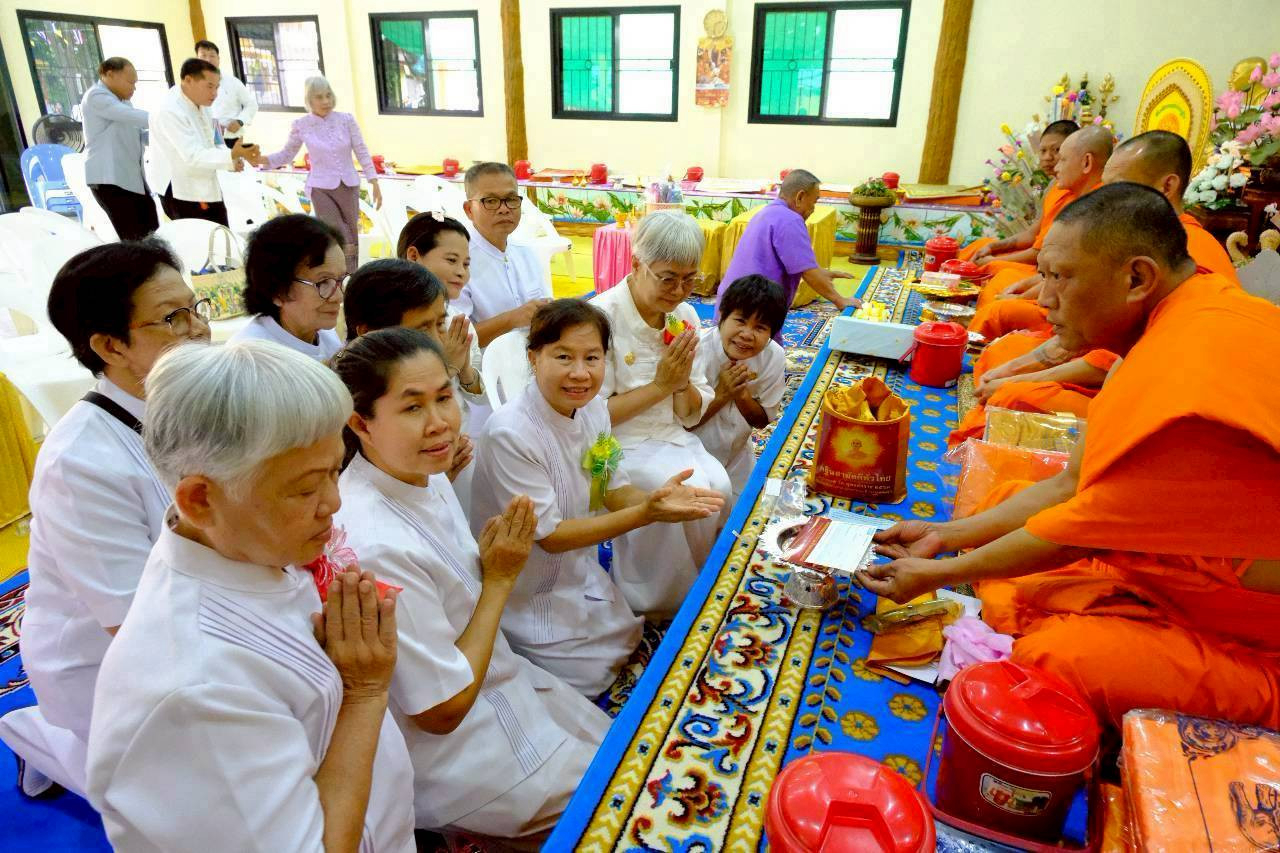 ภาพการถวายปัจจัยสำนักสงฆ์สวนป่าพุทธธรรม