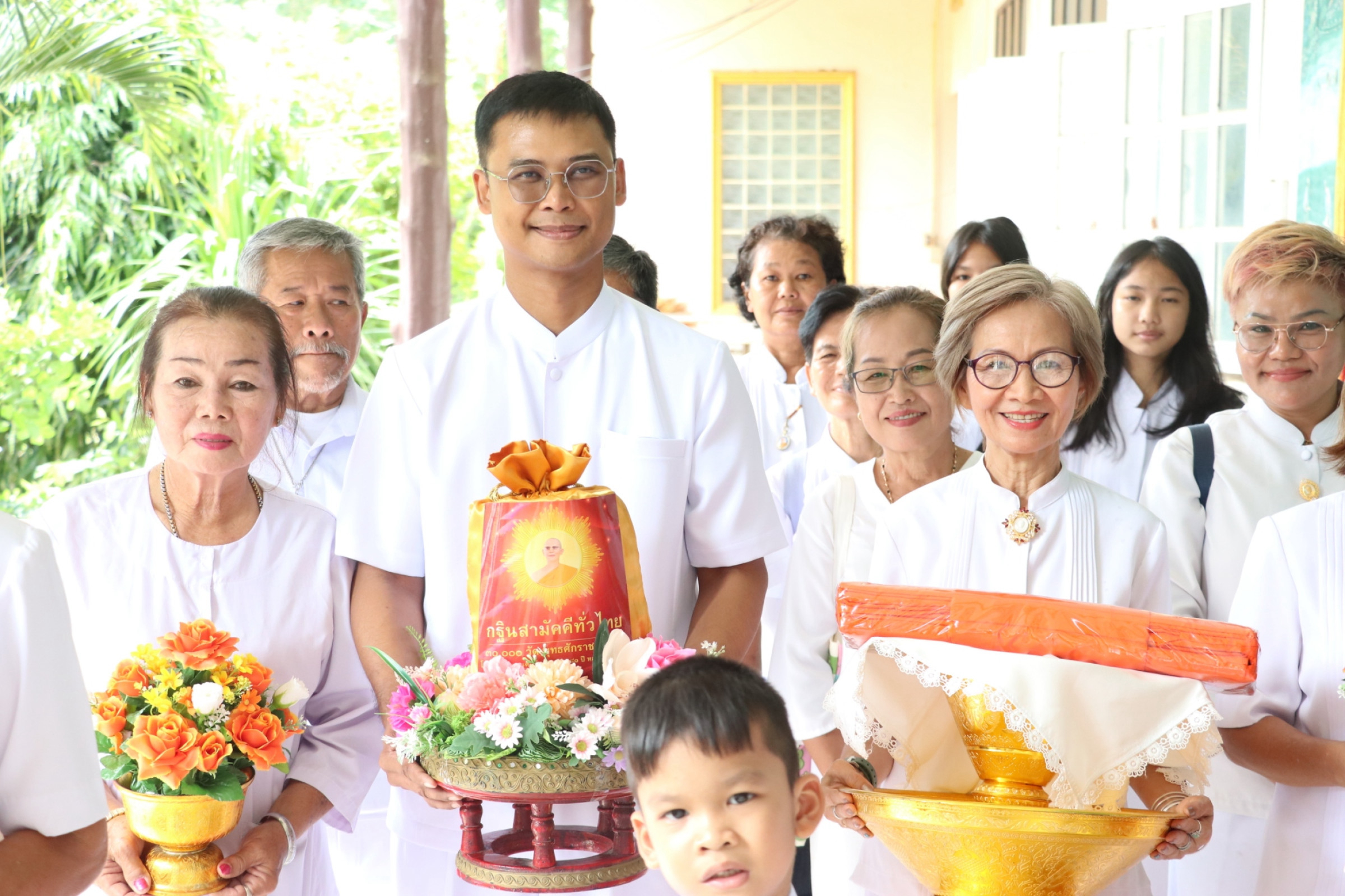 ภาพหมู่ถือพานถวายปัจจัยวัดเกาะแก้วประชานุรักษ์