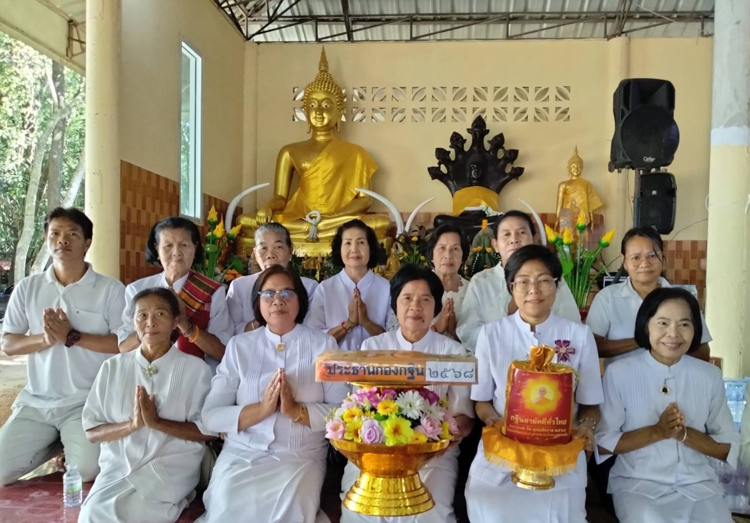 ภาพหมู่ถือพานถวายปัจจัยวัดป่าธรรมชาติ